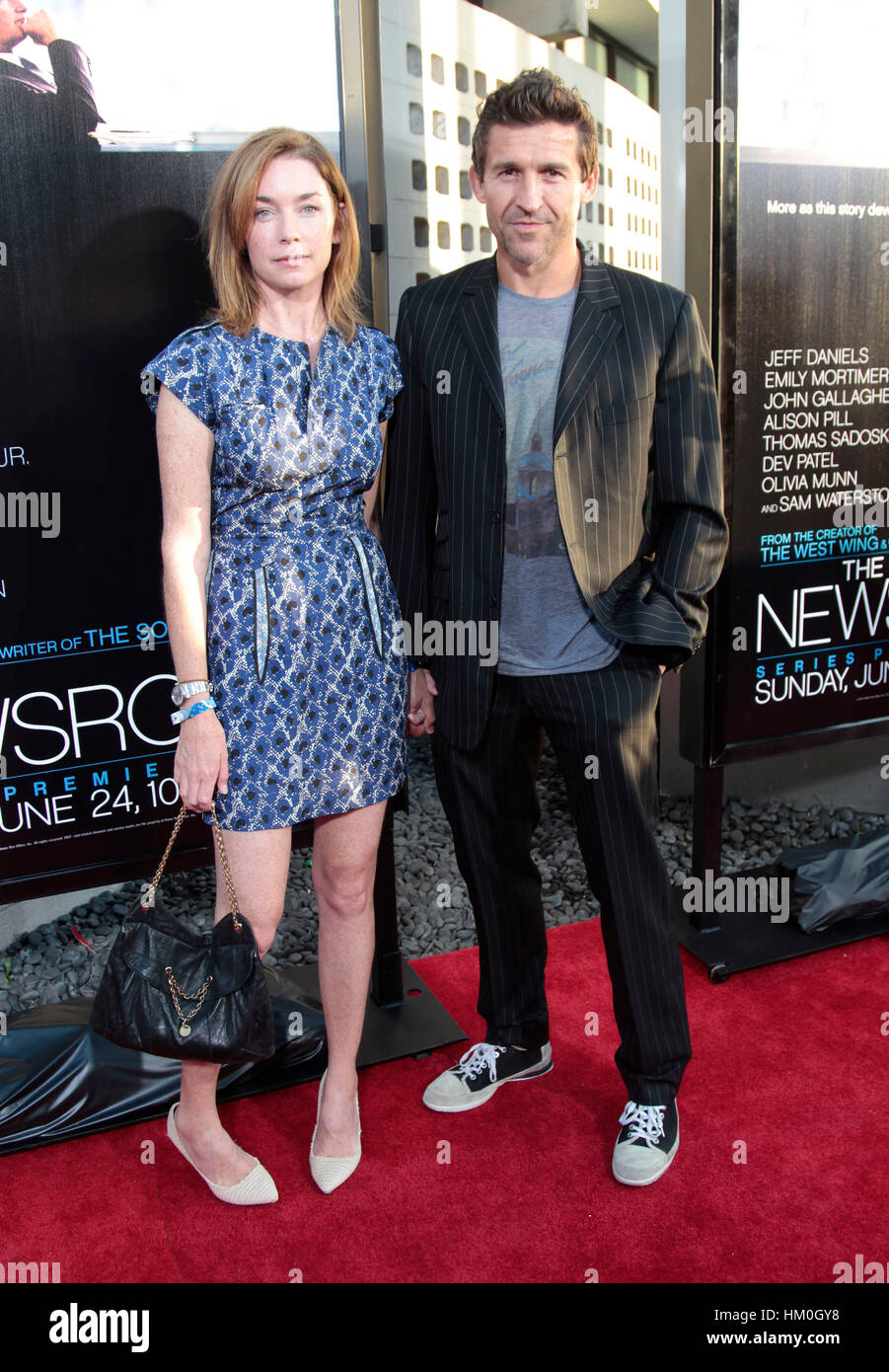 Julianne Nicholson und Jonathan Cake kommen bei der Premiere für die HBO-Serie "The Newsroom" in Hollywood, Kalifornien, am 20. Juni 2012. Foto von Francis Specker Stockfoto
