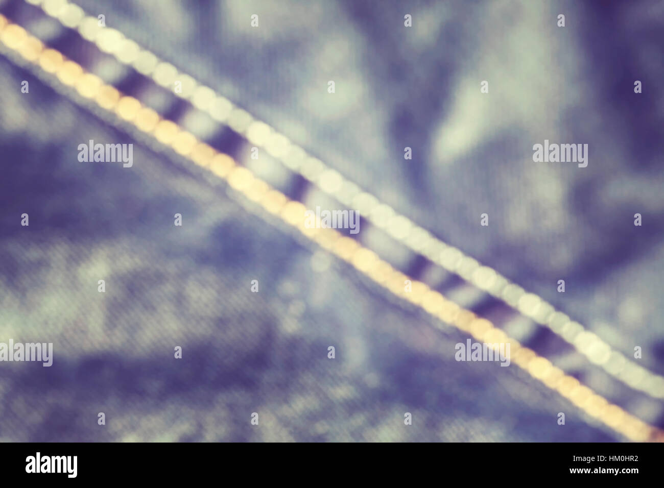 Farbe getönt abstrakten Hintergrund jedoch unscharf, Nahaufnahme Bild von Jeansstoff mit Stichen. Stockfoto