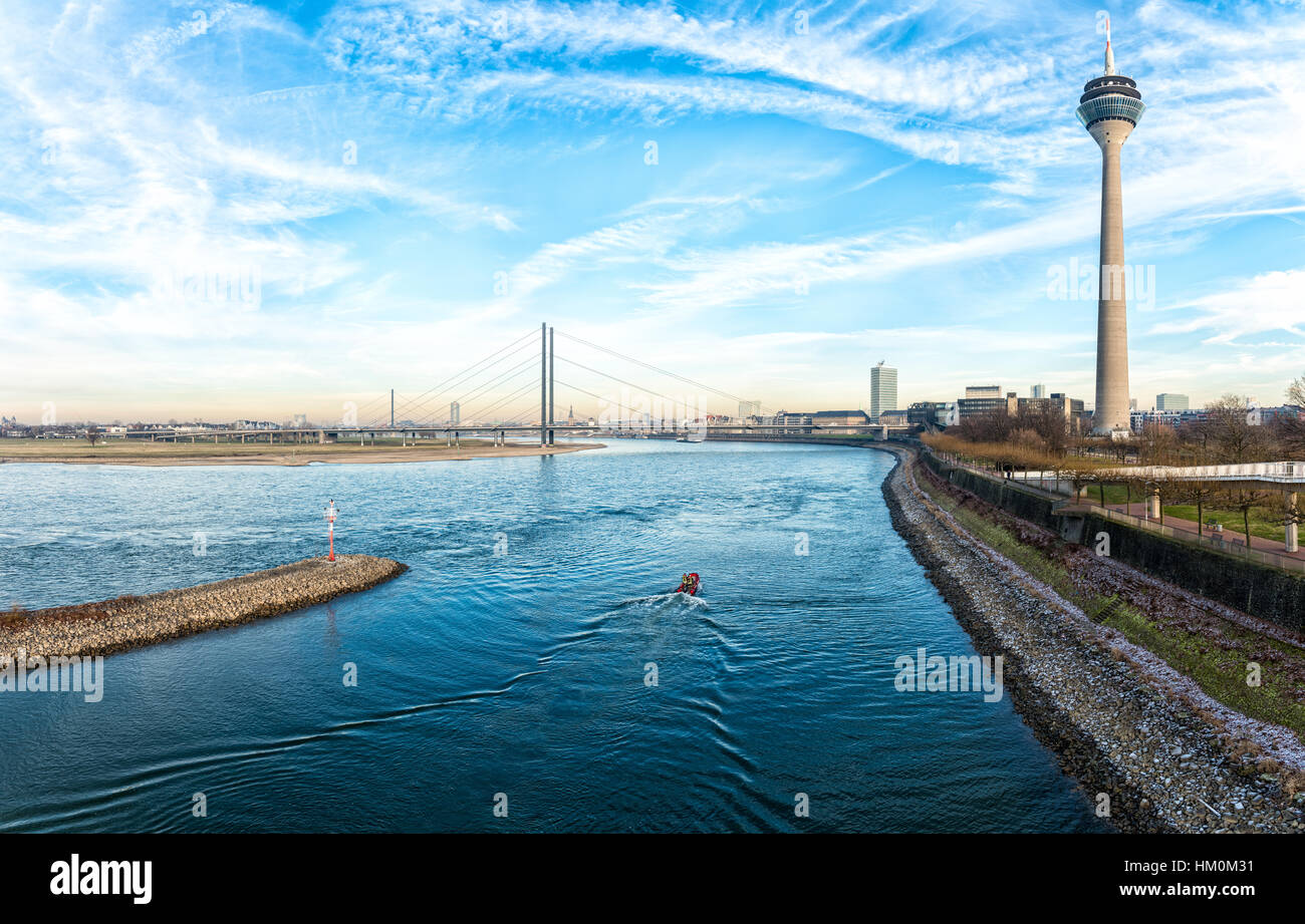 Düsseldorf, Deutschland - 20. Januar 2017: Panoramablick über dem Eingang des New Media Hafen, Rhein, Fernsehturm in Richtung Altstadt Rhine promena Stockfoto