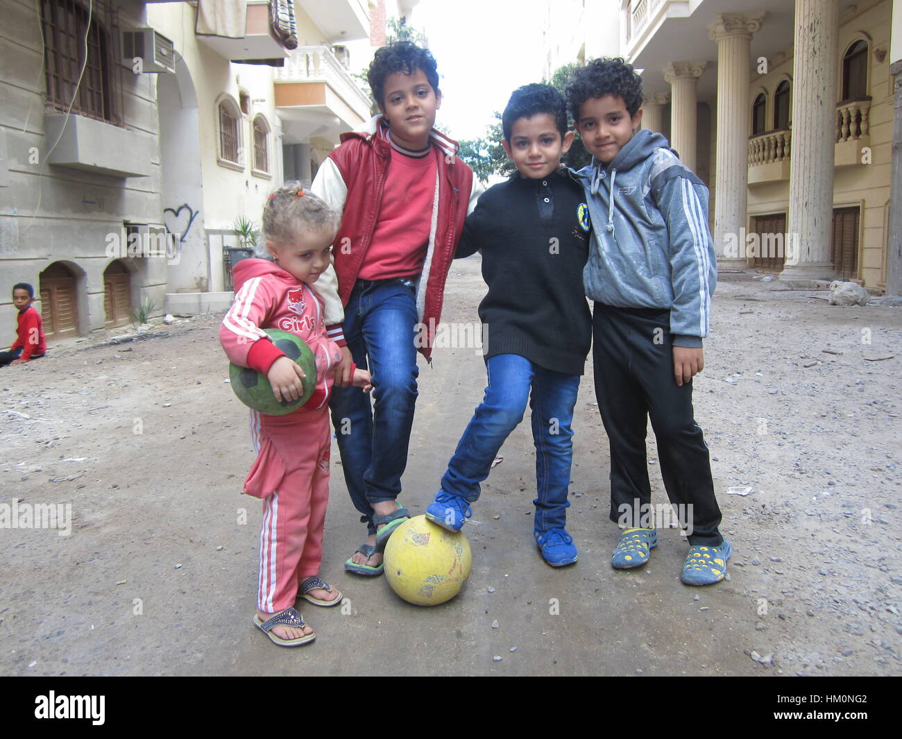 Gesichter von Ägypten. Ägypten. Vier kleine Kinder-ein Straßenfußball-Team. Hurghada, Ägypten Stockfoto