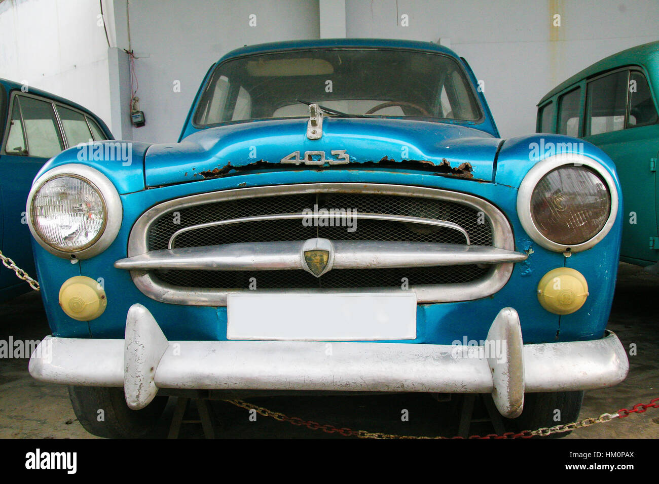 Vorderansicht eines Oldtimer auto Peugeot 403 in die Unabhängigkeit Palace in Ho Chi Minh City, Vietnam Stockfoto