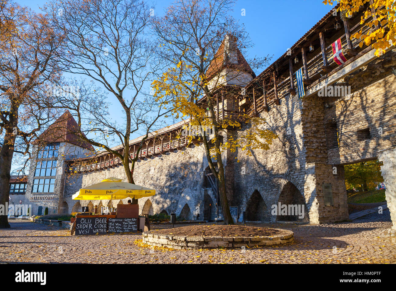 Sonniger Tag im Garten des dänischen Königs mit Schlossmauern und Türme Stockfoto