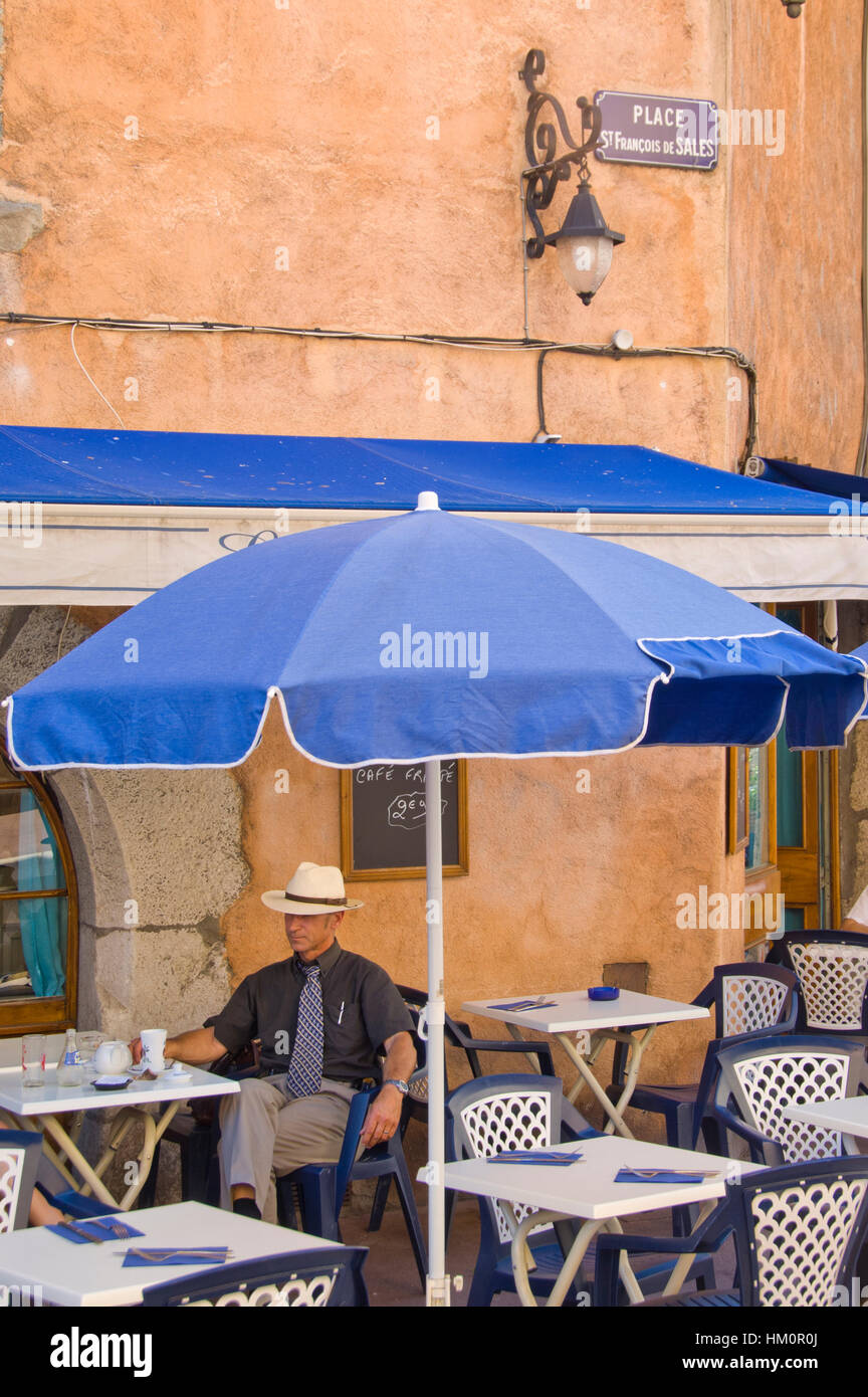 Mann in Panama Hut trinken Kaffee außerhalb bar in Annecy, Frankreich Stockfoto
