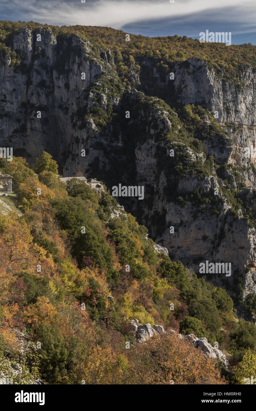 Aghia Paraskevi Kloster im Herbst, am äußersten Rand der Vikos-Schlucht, Zagoria, Griechenland Stockfoto