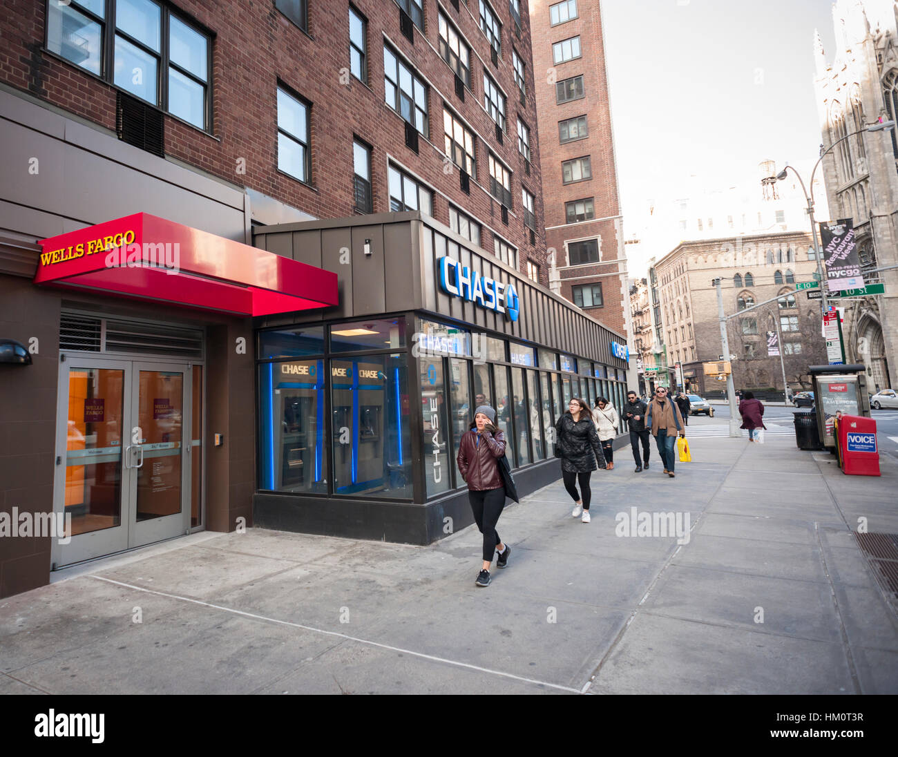 Ein Zweig der Wells Fargo Bank neben einer Niederlassung von JP Morgan Chase in Greenwich Village in New York auf Sonntag, 29. Januar 2017. (© Richard B. Levine) Stockfoto