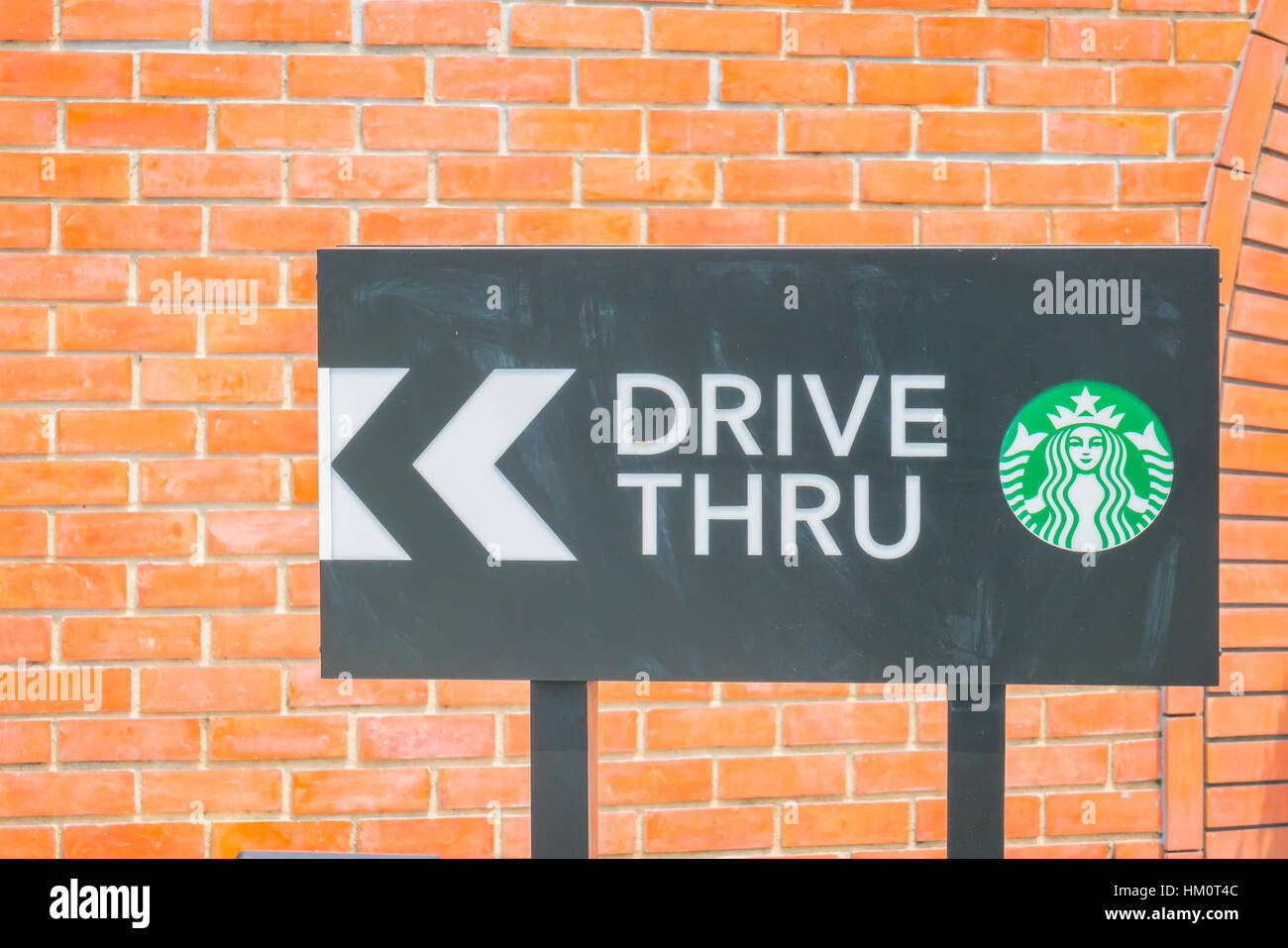 Provinz Bangkok, Thailand - 9. Mai 2016: Starbucks Fahrt durch Schild am 200. Einrichtungshaus in FastFac Mini-Fabrik eine der am schnellsten wachsenden industriellen Stockfoto