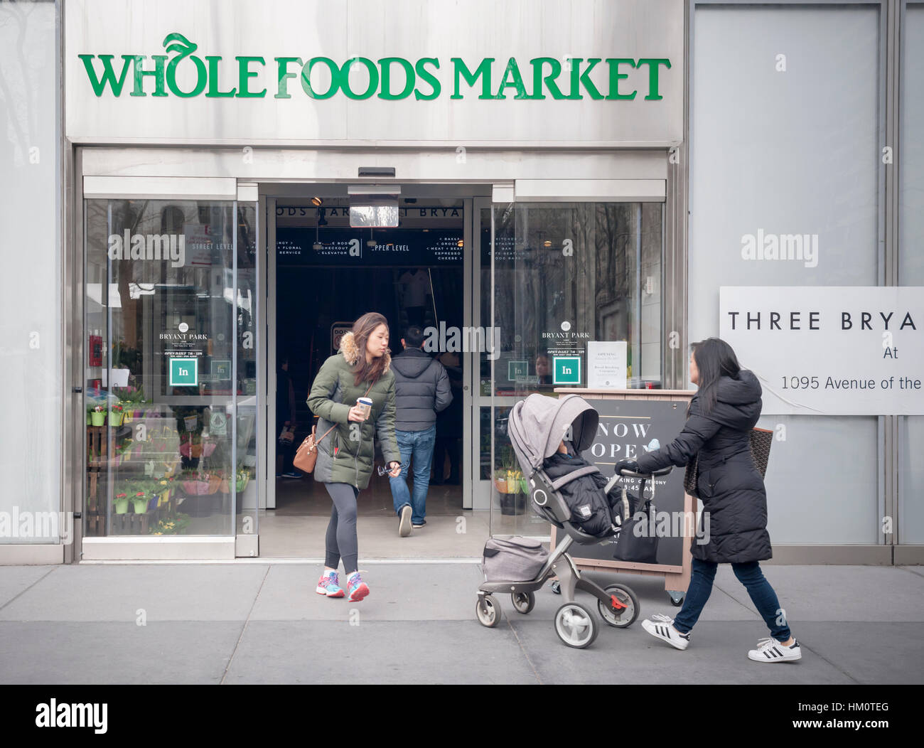 Die neue Whole Foods Market gegenüber dem Bryant Park in New York am Eröffnungstag Samstag, 28. Januar 2017. Der Store in Midtown Manhattan ist der 11. Filiale in der Stadt eröffnen. Das Geschäft hat eine große Auswahl an Fertiggerichten aus einer vielfältigen Gruppe von Anbietern im Markt.  (© Richard B. Levine) Stockfoto