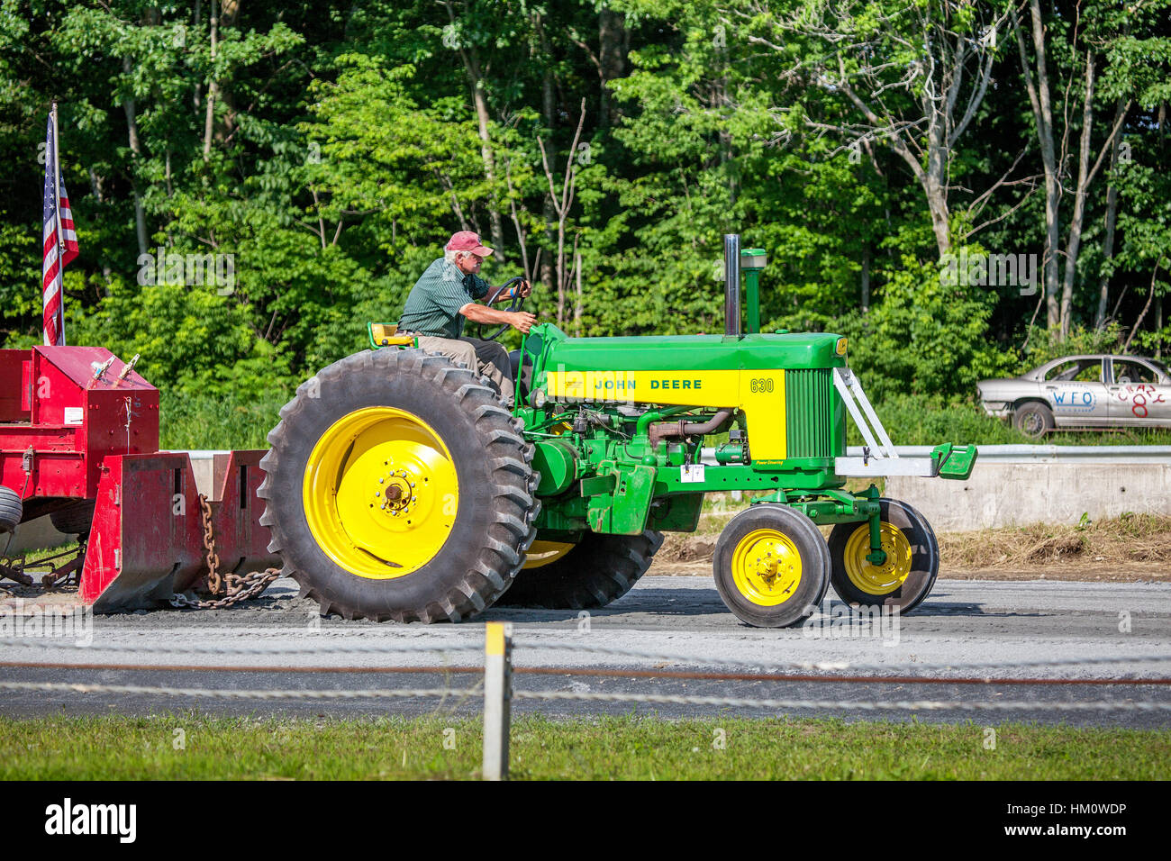 Ein Bauer fährt seinen John Deere Modell 630 Traktor in die ziehende