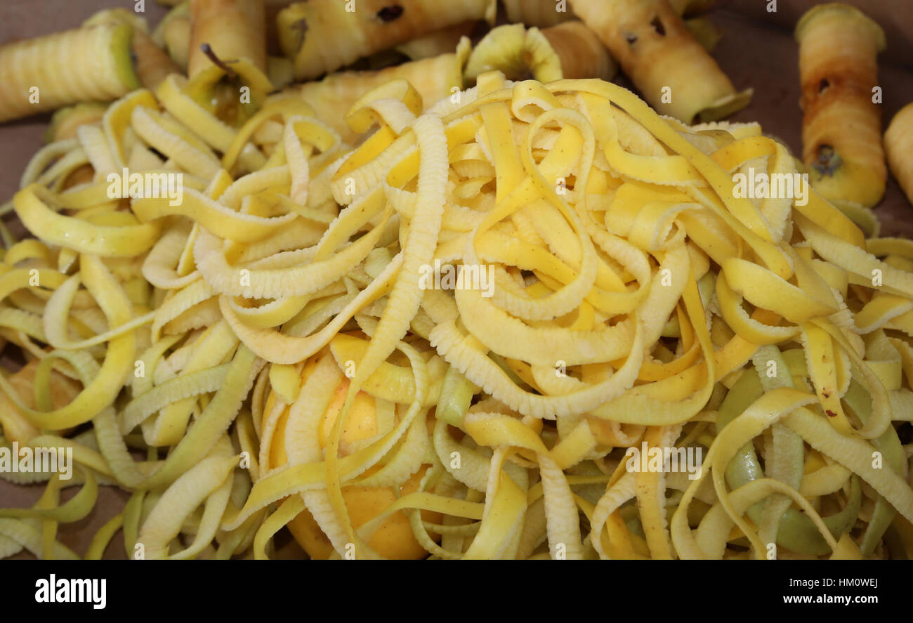 Haufen von Apfelschalen und die Kerne für die Kompostierung mit Grünabfall Stockfoto