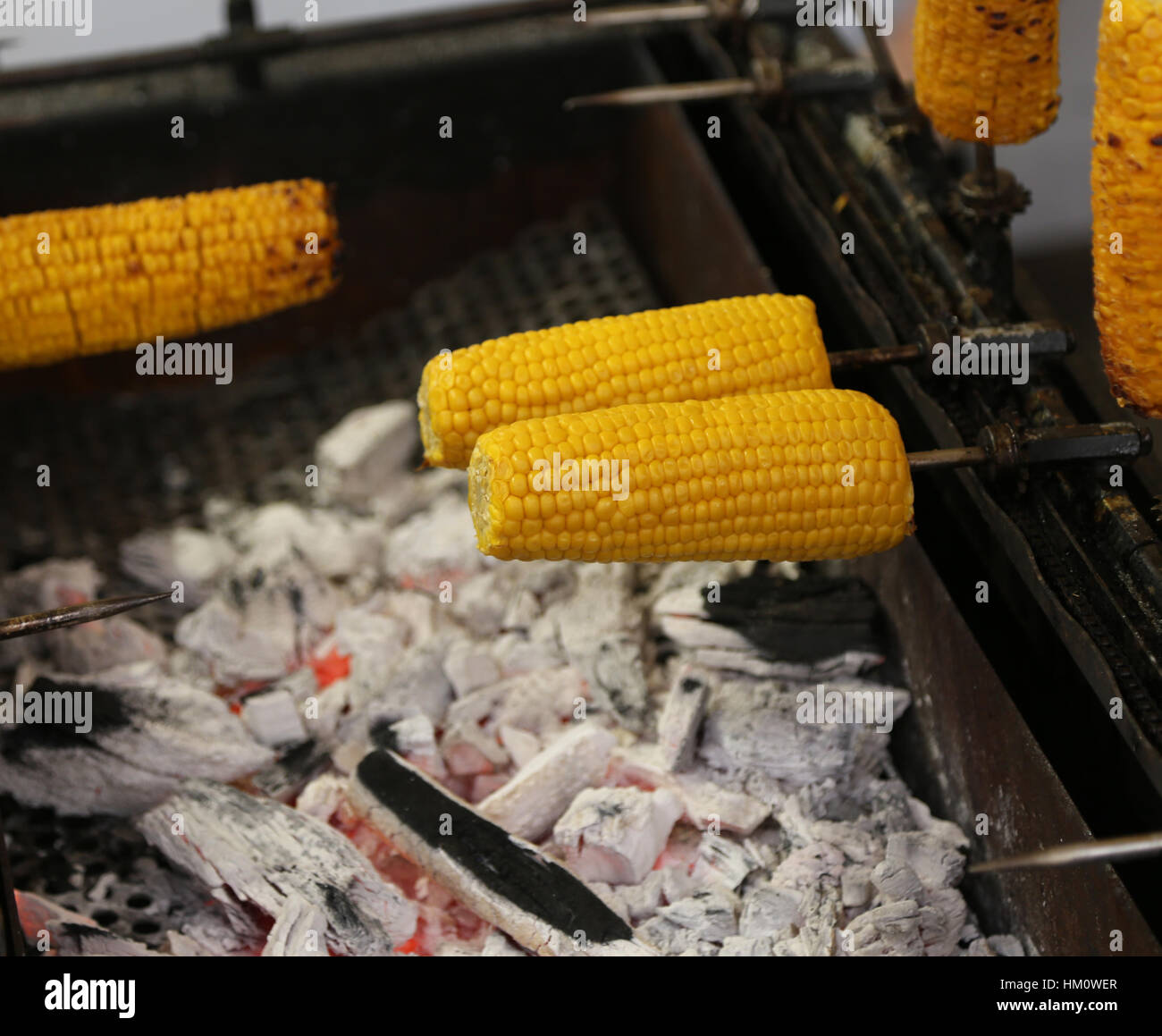 geröstetem Mais auf dem Grill auf Verkauf in den Stall von Bio-Produkt Stockfoto