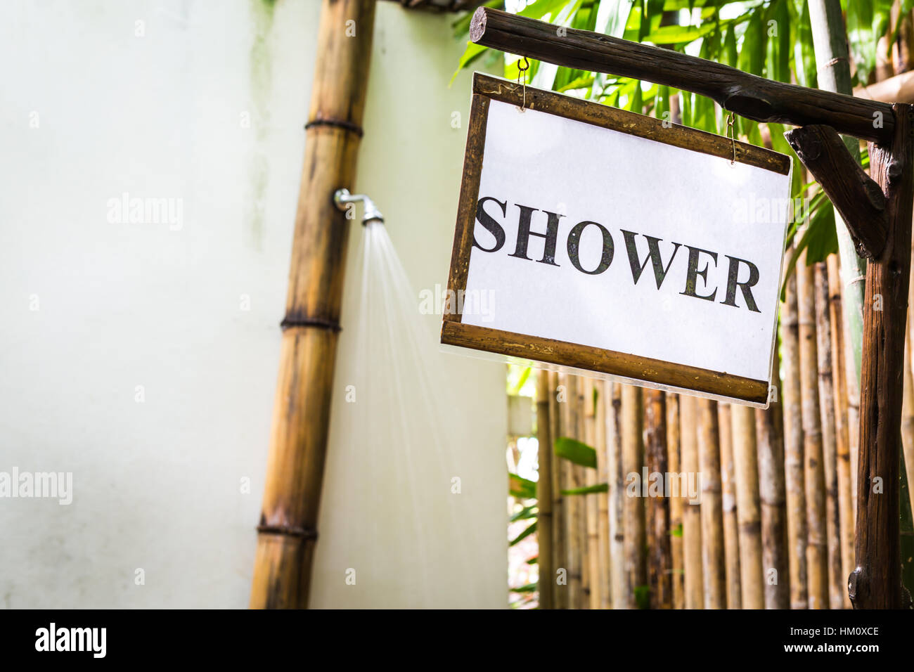 Tropische Dusche im Freien, umgeben mit Bambuswnden Stockfotografie - Alamy