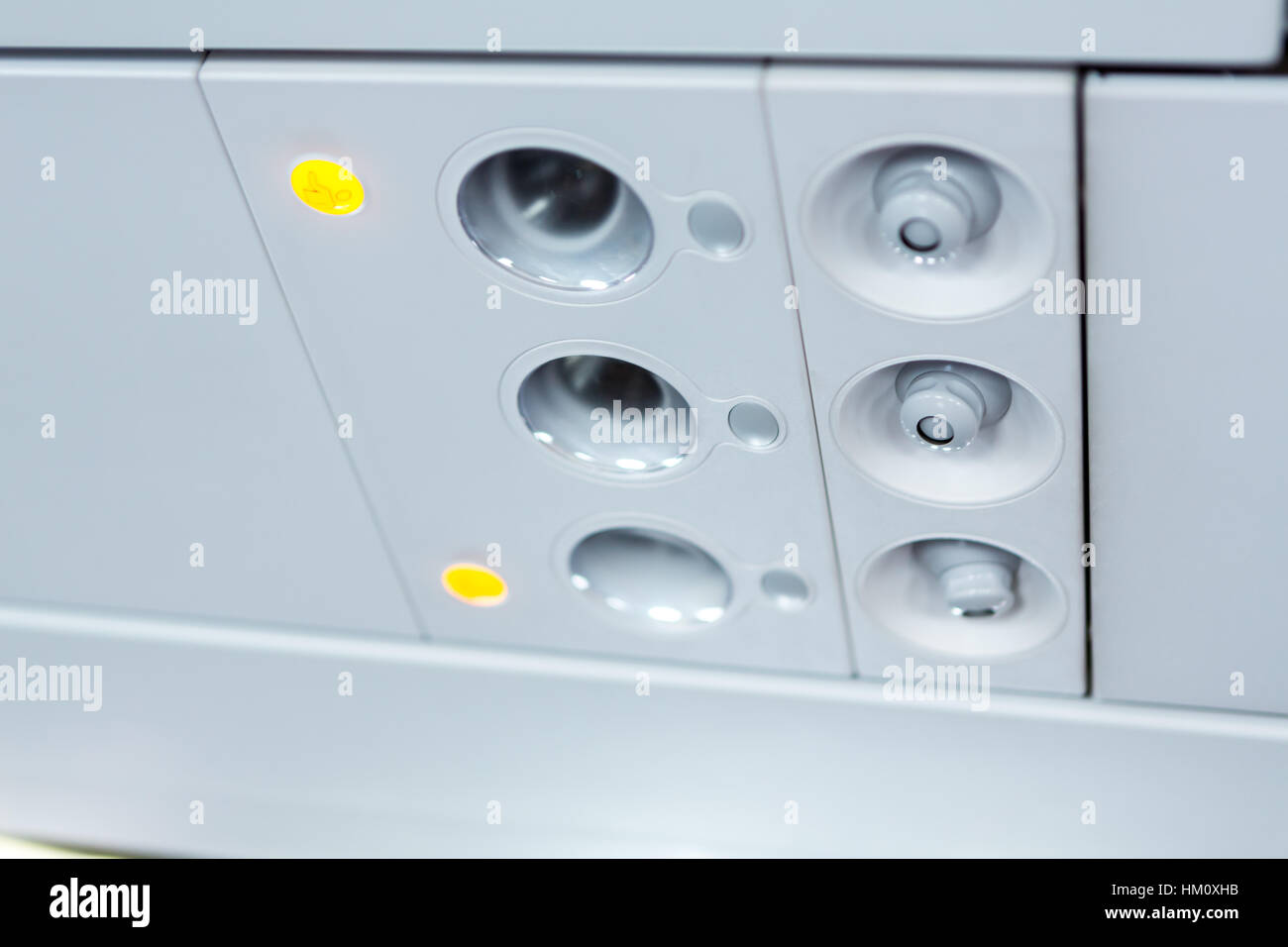 Licht, Luft Zustand Zeichen Panel über den Sitz im Flugzeug Stockfotografie  - Alamy