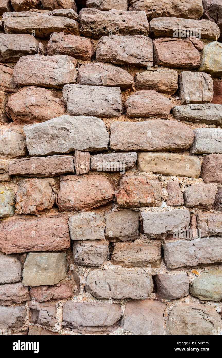 Steinmauer aus einem Turm des zehnten Jahrhunderts, Castellnou de Bages, Katalonien, Spanien Stockfoto
