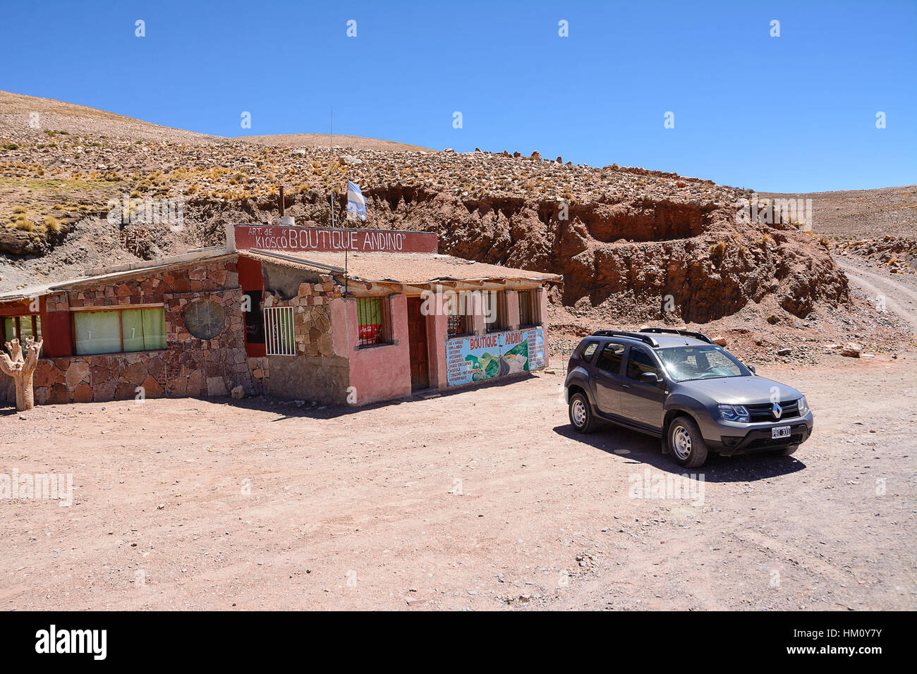 Purmamarca, Argentinien - 2. November 2016: Shop mit niemand und Auto geparkt auf Ruta 52 in der Nähe von Salinas Grandes (Argentinien) Stockfoto