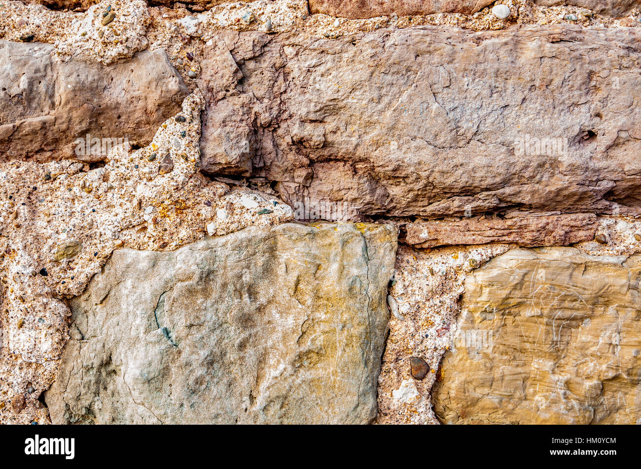 Steinmauer aus einem Turm des zehnten Jahrhunderts, Castellnou de Bages, Katalonien, Spanien Stockfoto