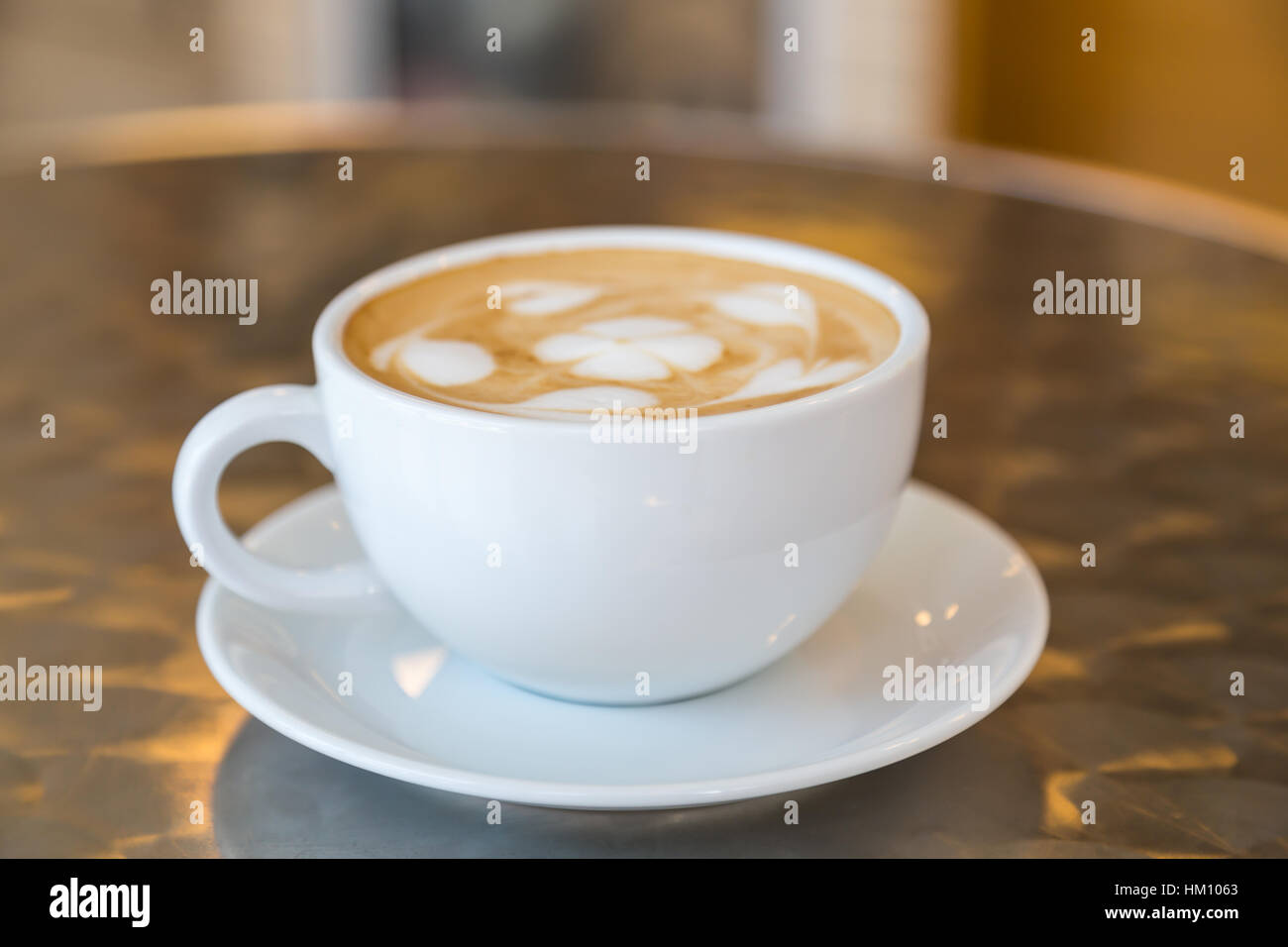 Tasse Kaffee mit Herz Muster in eine weiße Tasse auf Stockfoto