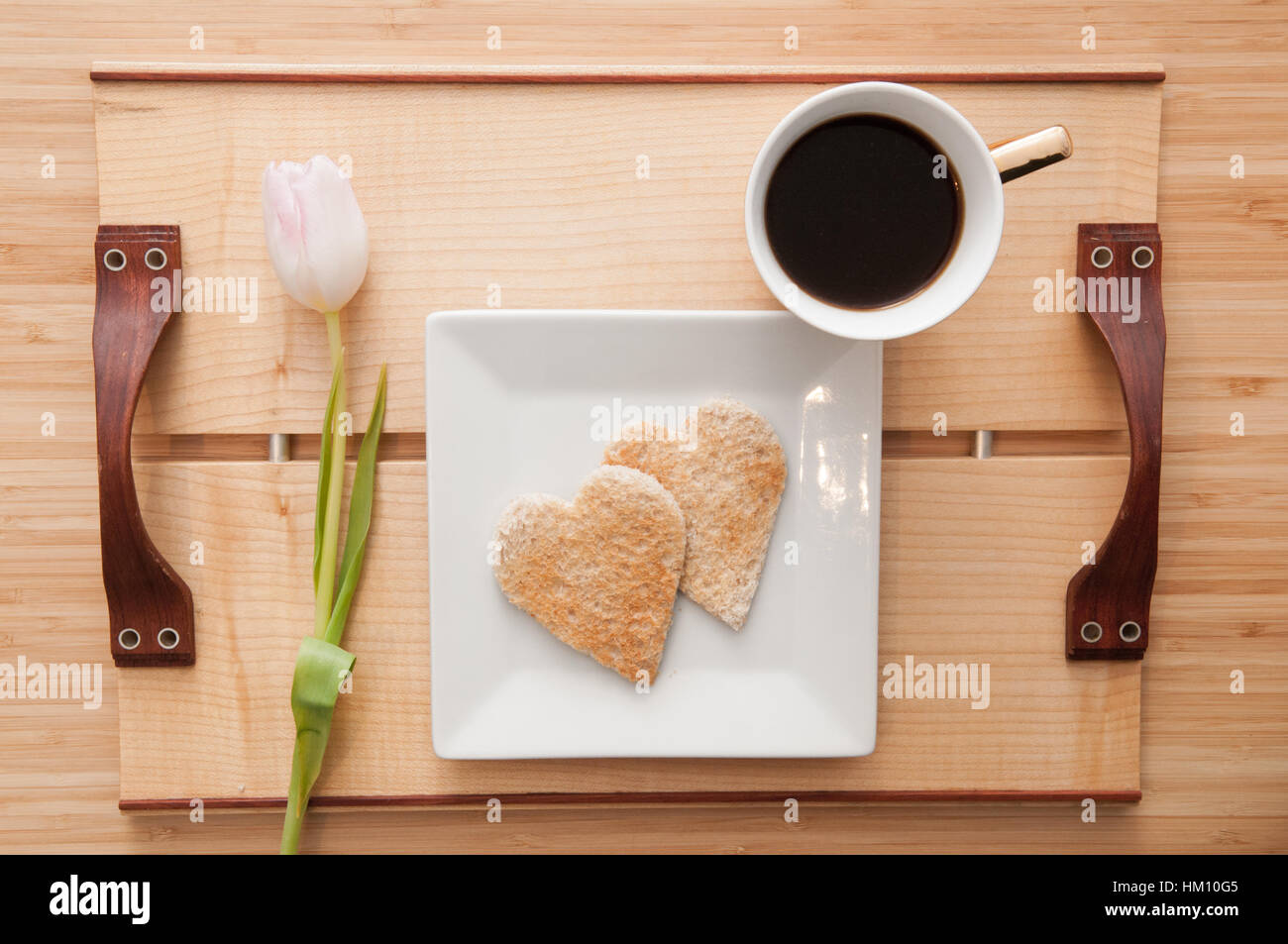 Romantischer Valentinstag Frühstück, Liebe Herz Form Toast und Kaffee. Draufsicht Stockfoto