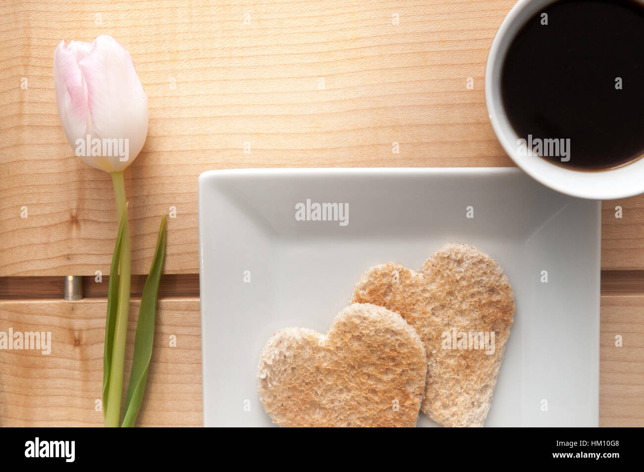 Romantischer Valentinstag Frühstück, Liebe Herz Form Toast und Kaffee. Draufsicht Stockfoto