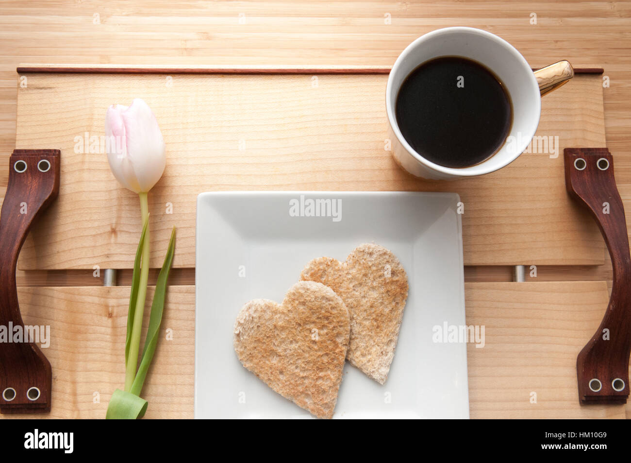 Romantischer Valentinstag Frühstück, Liebe Herz Form Toast und Kaffee. Draufsicht Stockfoto