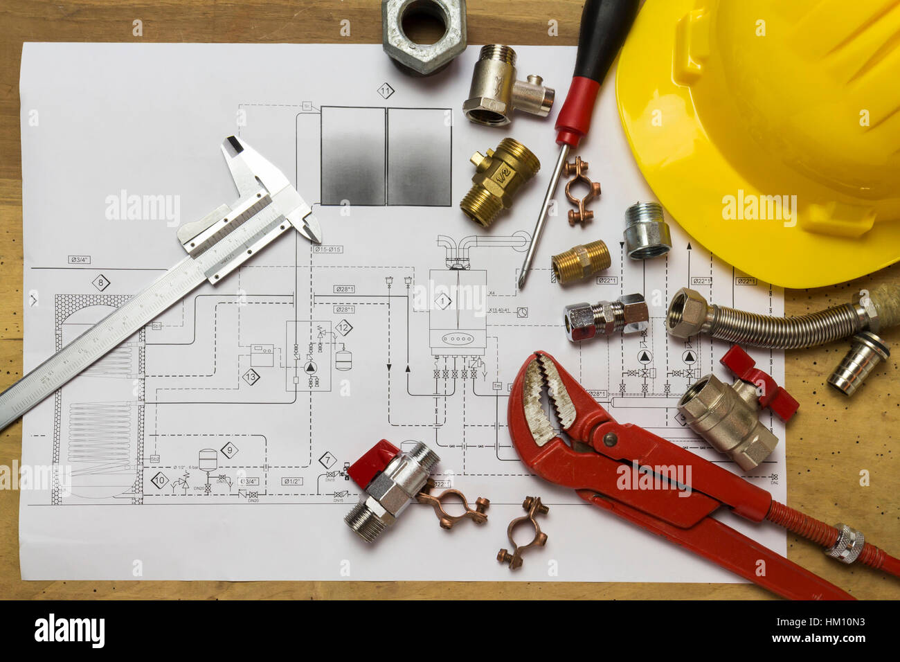 Schreibtisch mit hydraulischen Verschraubungen, Helm und Projekt Design Stockfoto