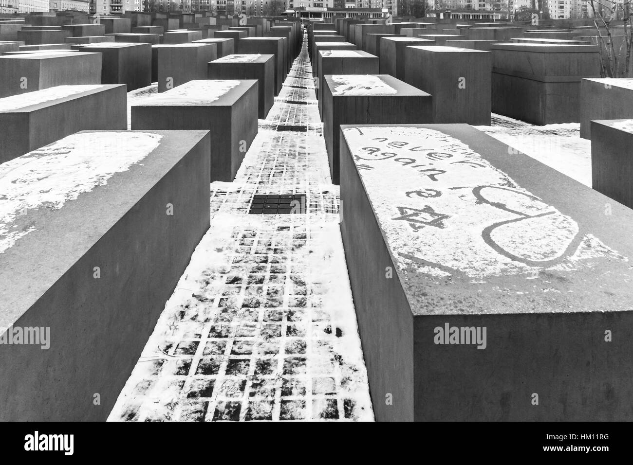 Die Worte "nie wieder" schriftliche im Schnee an das Denkmal für die ermordeten Juden Europas in Berlin, Deutschland zu sehen Stockfoto
