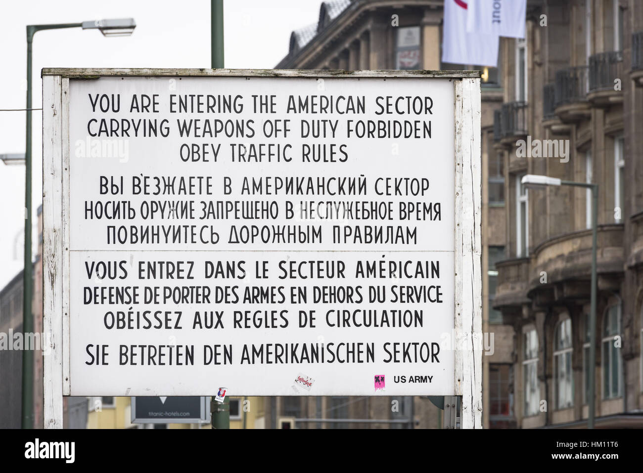 Ein Zeichen, die Beratung von Menschen, dass sie dem amerikanischen Sektor betreten können noch gesehen werden, auf dem Gelände des Checkpoint Charlie in Berlin, Deutschland Stockfoto