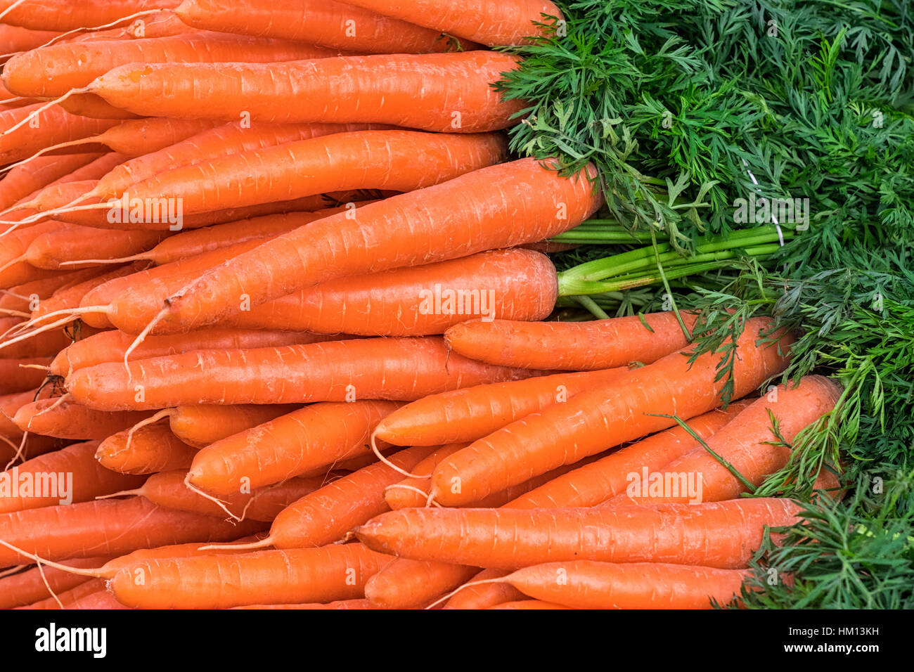 Frische Karotten auf dem Markt Stockfoto