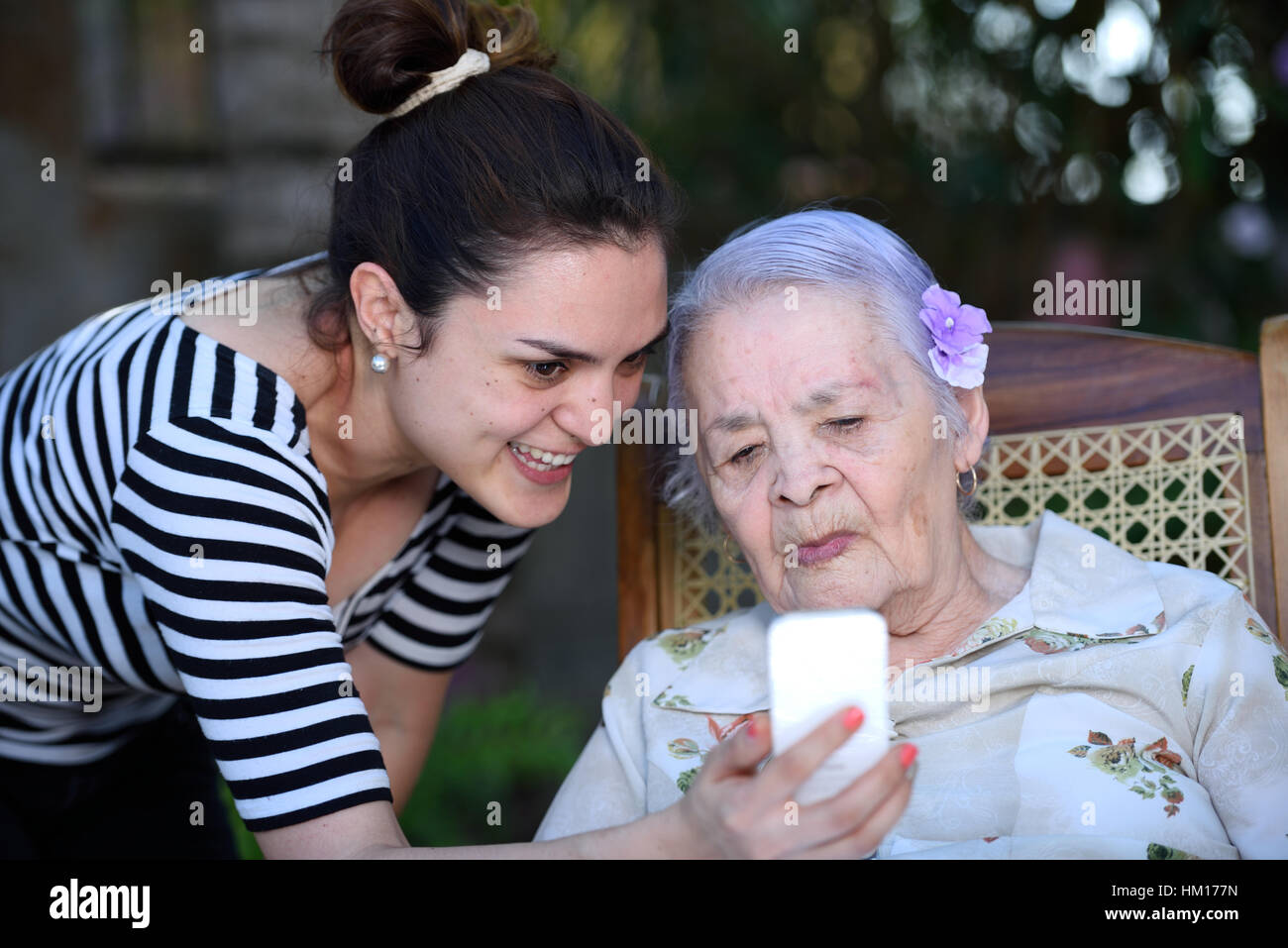 Enkel Oma lernen Unterricht verwenden weißen smartphone Stockfoto