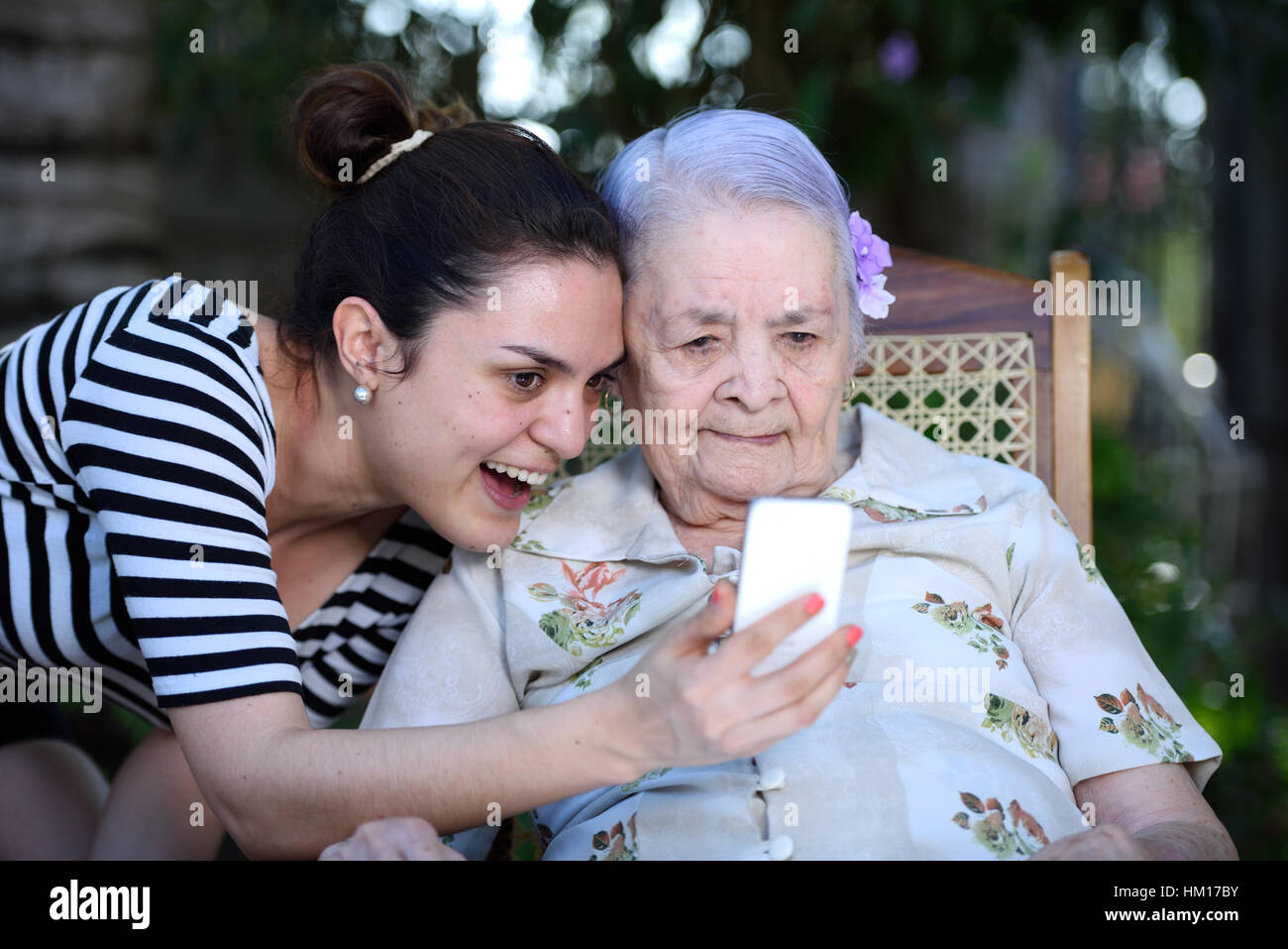 Oma macht Selfie mit Enkelkindern auf weißen smartphone Stockfoto