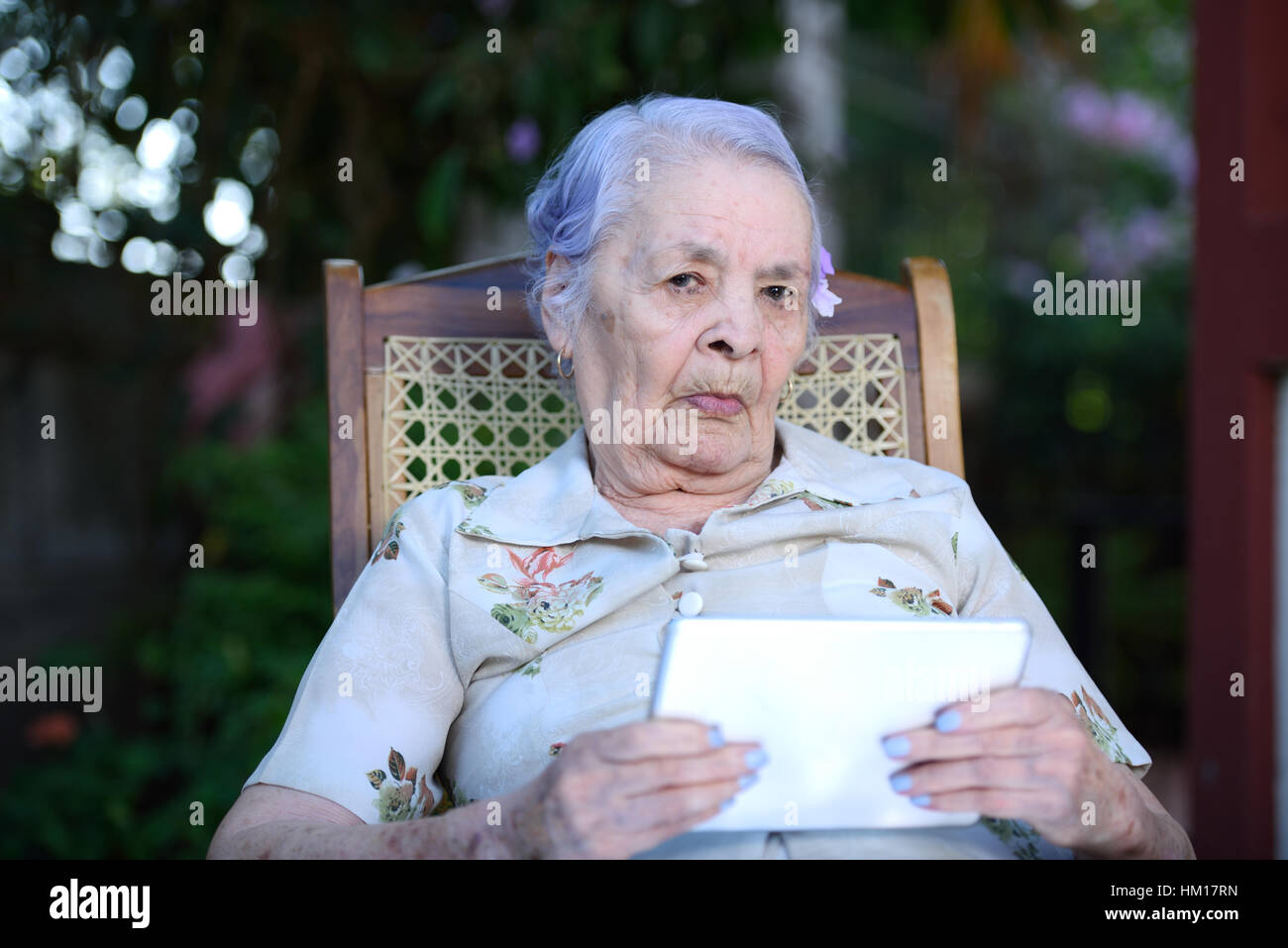 Oma mit einem Tablet Videotelefonate zu machen Stockfoto