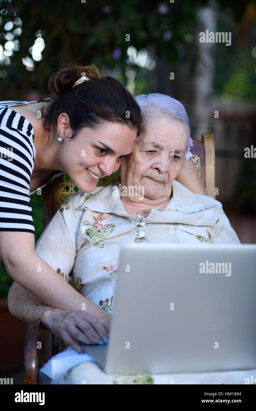 Enkelin Oma beizubringen, wie man den Laptop verwenden Stockfoto