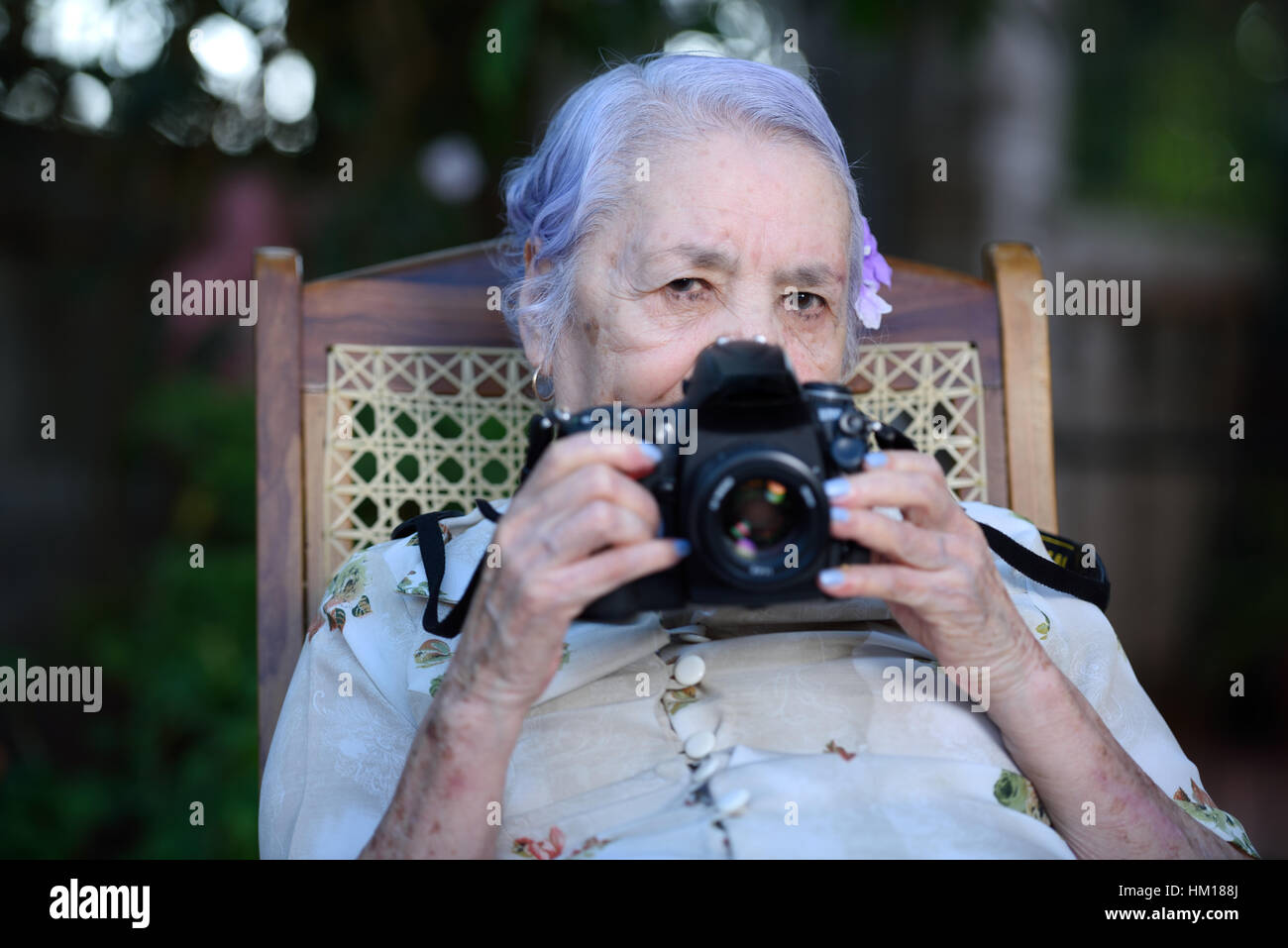 Oma mit einer professionellen Kamera fotografieren Stockfoto