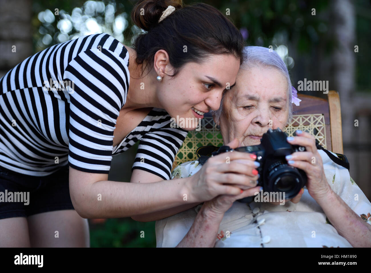 Oma lernen Fotografie Kamera mit Mädchen im park Stockfoto