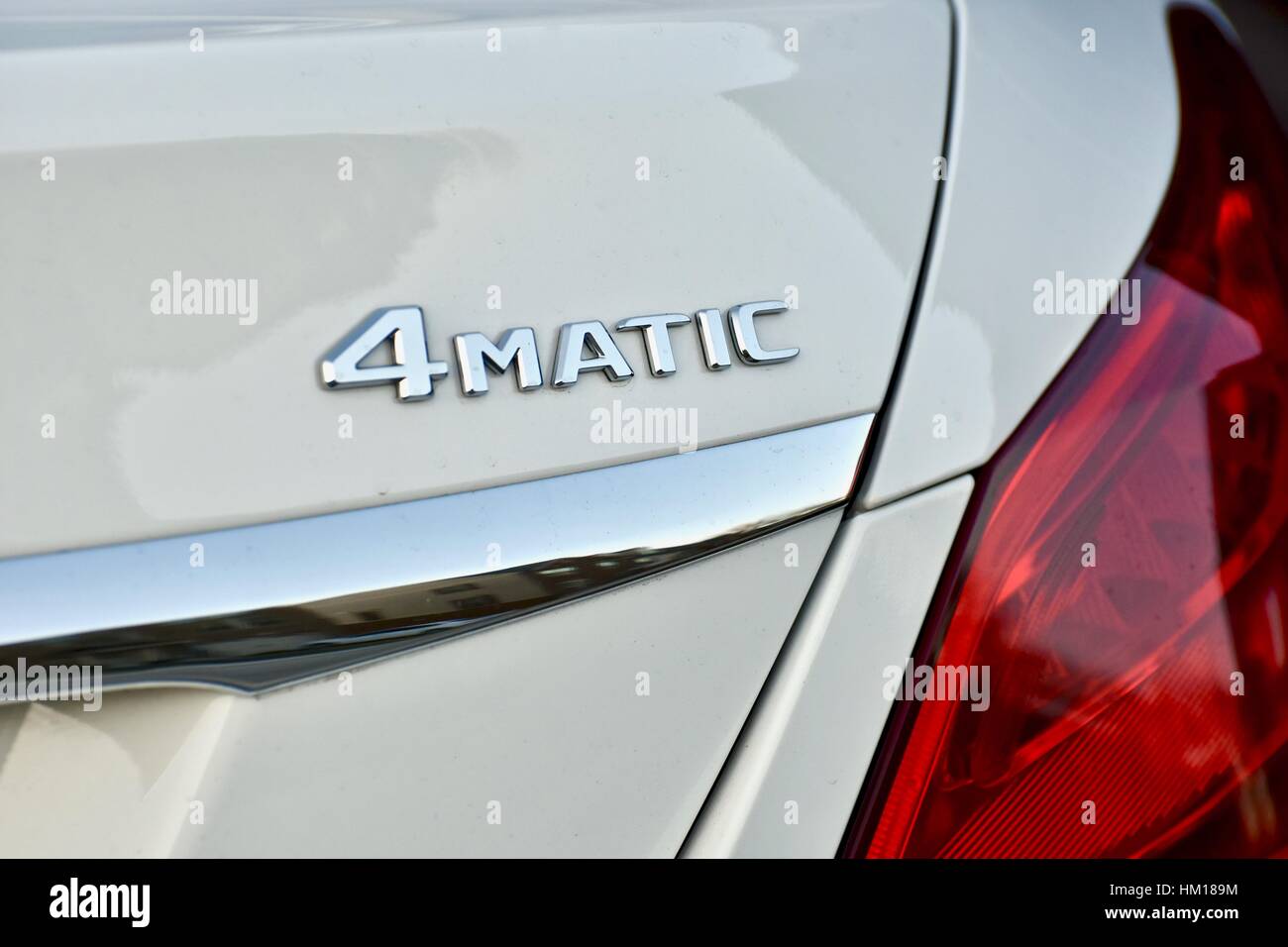 Das hintere Ende eines weißen Mercedes Benz C-300 Luxus-Limousine Stockfoto