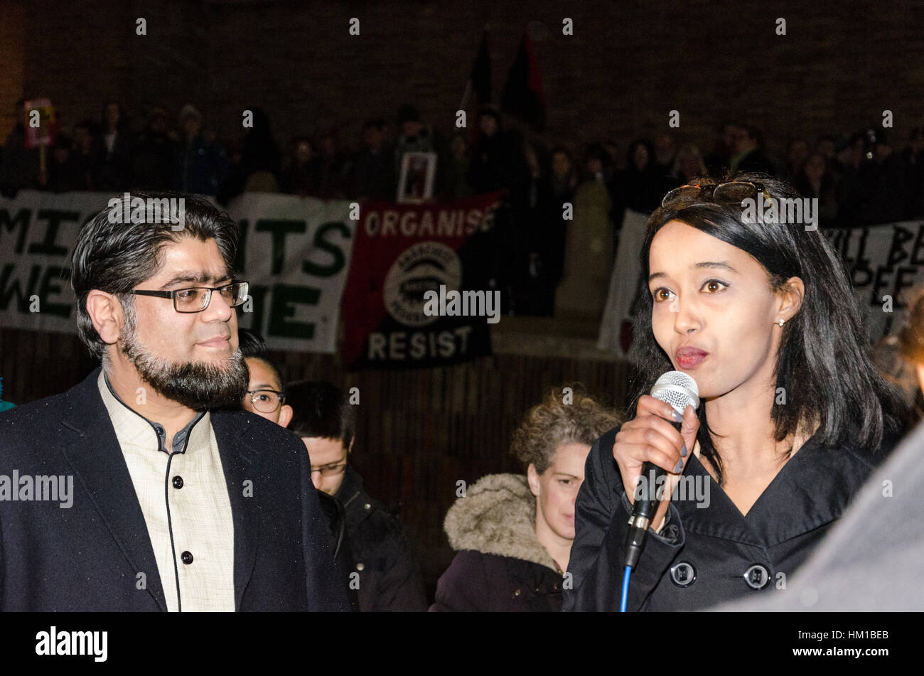 Lautsprecher und Demonstranten am "Demonstration gegen Trump muslimischen Verbot" Stockfoto