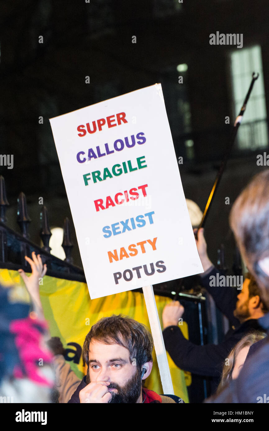 London, UK. 30. Januar 2017. Tausende von Menschen versammeln sich außen Downing Street zum protest gegen die muslimischen Reiseverbot verhängt von Donald Trump, US-Präsidenten und das Ausbleiben einer Reaktion von Theresa May, Premierminister des Vereinigten Königreichs. Kredit-Carol Moir/AlamyLiveNews Stockfoto