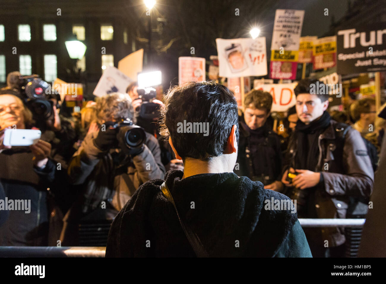 London, UK. 30. Januar 2017. Tausende von Menschen versammeln sich außen Downing Street zum protest gegen die muslimischen Reiseverbot verhängt von Donald Trump, US-Präsidenten und das Ausbleiben einer Reaktion von Theresa May, Premierminister des Vereinigten Königreichs.  Baroness Shami Chakrabarti. Kredit-Carol Moir/AlamyLiveNews Stockfoto