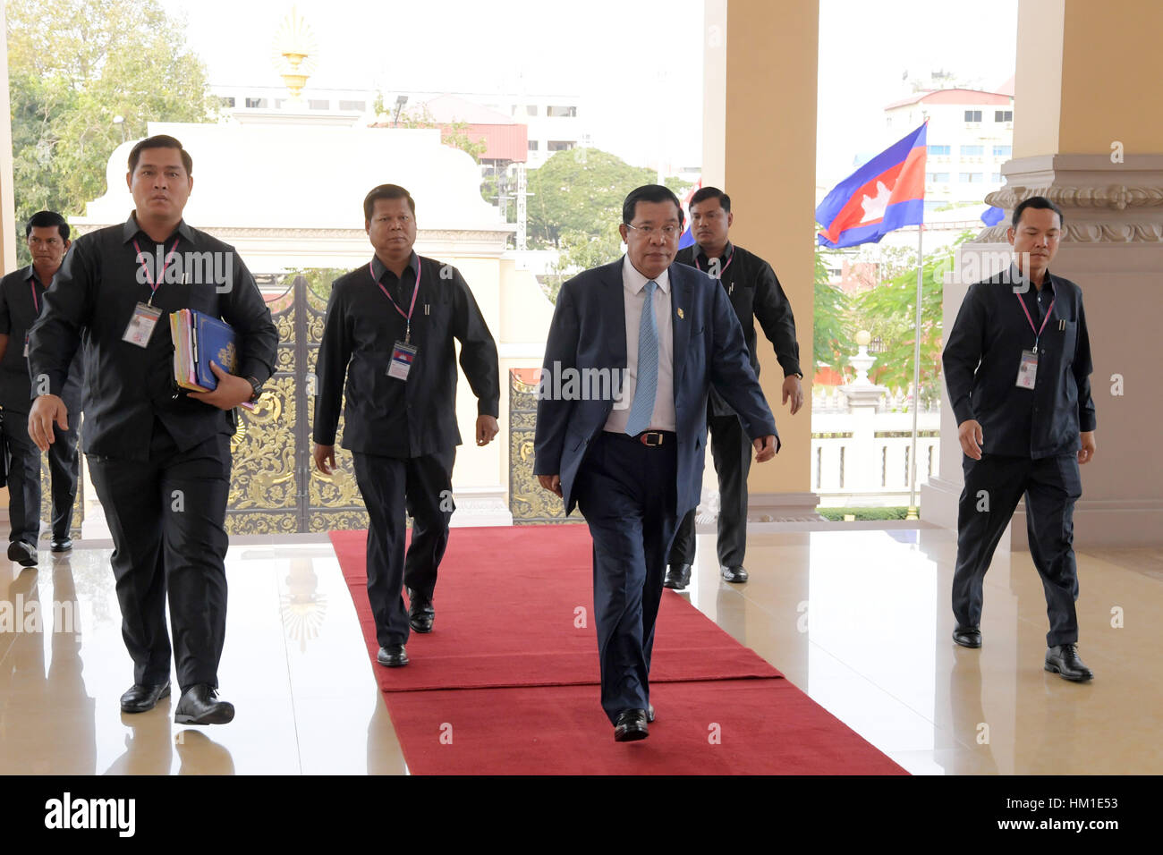 Phnom Penh, Kambodscha. 31. Januar 2017. Cambodian Prime Minister Samdech Techo Hun Sen (C) kommt bei der französischen Nationalversammlung in Phnom Penh, Kambodscha, 31. Januar 2017. Die nationale Versammlung von Kambodscha am Dienstag ihre internen Regeln zur stellvertretenden Widerstand Führer Kem Sokha Status der Minorität-Führer Schrott im Parlament geändert. Bildnachweis: Sovannara/Xinhua/Alamy Live-Nachrichten Stockfoto