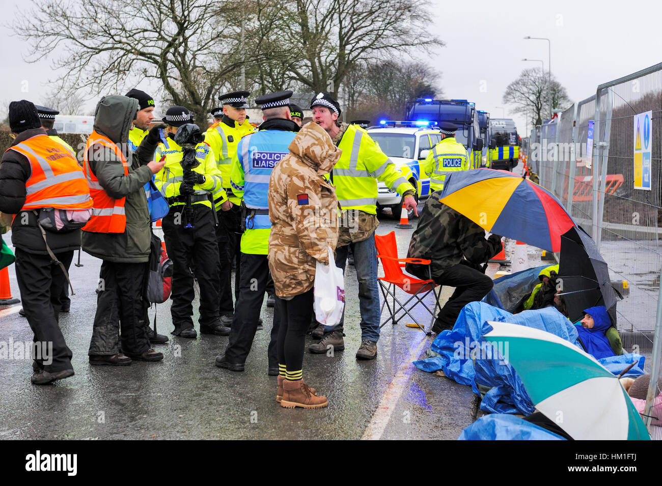 Blackpool, 31.. Januar 2017: vier Umwelt Demonstranten schlossen sich zusammen mit "Lock-on" Geräte am frühen Morgen am Eingang der Cuadrilla Shale Gas Website, derzeit zu wenig Plumpton, auf der A583 Preston Blackpool Road vorbereitet.  Trotz der Anwohner wird mit überwältigender Mehrheit gegen den Bereich aufgehoben, Fracking und Lancashire County Council Ablehnung Cuadrillas, Sajid Javid, Gemeinschaften Sekretärin, die Entscheidung des Rates, die die Einheimischen undemokratisch halten. Stockfoto