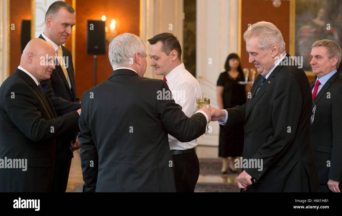 Prag, Tschechische Republik. 31. Januar 2017. Tschechische Präsident Milos Zeman (2. von rechts) mit neuen Mitgliedern der Tschechischen Nationalbank (CNB) Bank Board Oldrich Dedek (links), Toast, 63 und Marek Mora (2. von links), 45, in Prag, Tschechische Republik, 31. Januar 2017. Zentrum (Rücken) ist Jiri Rusnok, Gouverneur der CNB. Bildnachweis: Michal Kamaryt/CTK Foto/Alamy Live-Nachrichten Stockfoto
