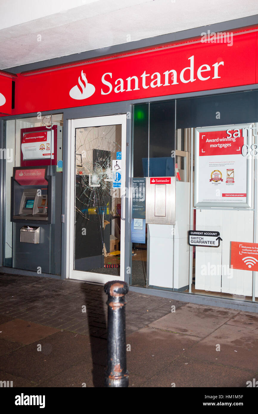 Southport, England. 31. Januar 2017. Polizei Kordon aus der Szene nach einem bewaffneten Raubüberfall auf ein G4S gepanzerte Bargeld in Transit van Belieferung zur Santander Bank, neue Preston Road, Churchtown Southport ca. 8-25 pm auf Dienstag, 31. Januar 2017. Gab es keine ernsthaften Verletzungen, aber die Sicherheitsleute blieben traumatisiert und unter Schock durch ihr Martyrium.  Es ist nicht bekannt, zu diesem Zeitpunkt, wie viel Geld gestohlen wurde.  Bildnachweis: Cernan Elias/Alamy Live-Nachrichten Stockfoto