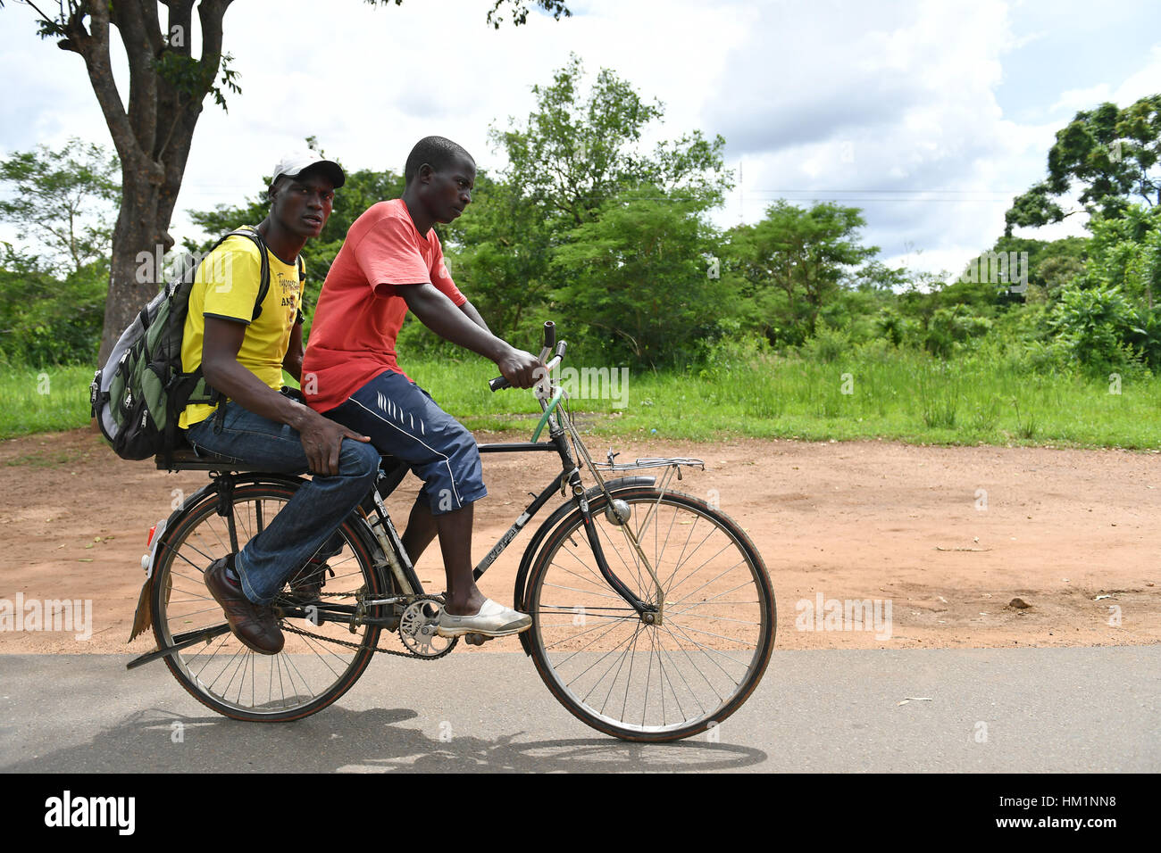 Lilongwe, Malawi. 30. Januar 2017. Ein Fahrrad-Taxi-Fahrer bietet Service  für seine Passagiere in Lilongwe, Malawi, 30. Januar 2017. Fahrrad-Taxis  bieten Menschen, die Taxis oder Minibusse billiger Transportmittel in  Malawi nicht leisten können.