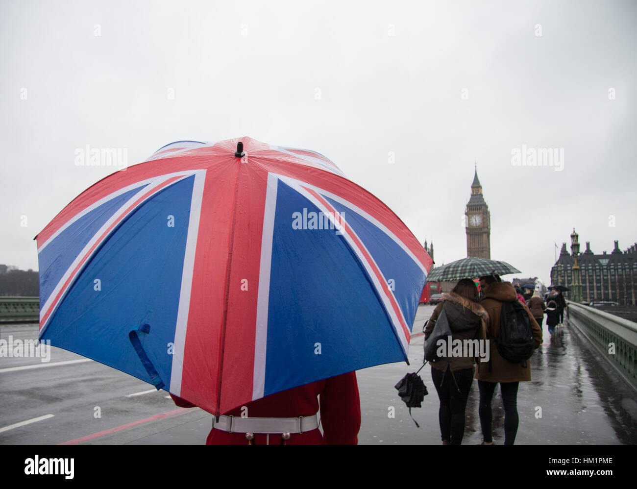 London UK. 1. Februar 2017. Fußgänger Unterschlupf vor dem Regen auf Westminster Bridge Kredit: Amer Ghazzal/Alamy Live-Nachrichten Stockfoto