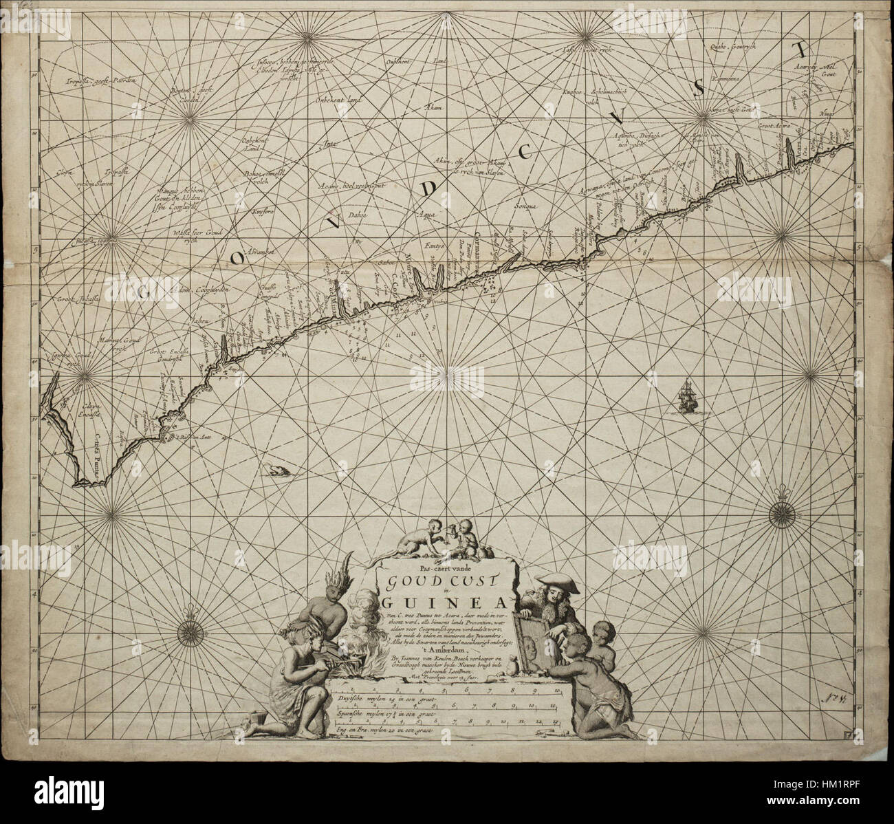 Ein Gemälde von Jan Luyken, das die Küstenregionen der Goldküste (das heutige Ghana) darstellt. Das Kunstwerk fängt die historische Landschaft mit detaillierten Darstellungen der Region während der Kolonialzeit ein. Stockfoto
