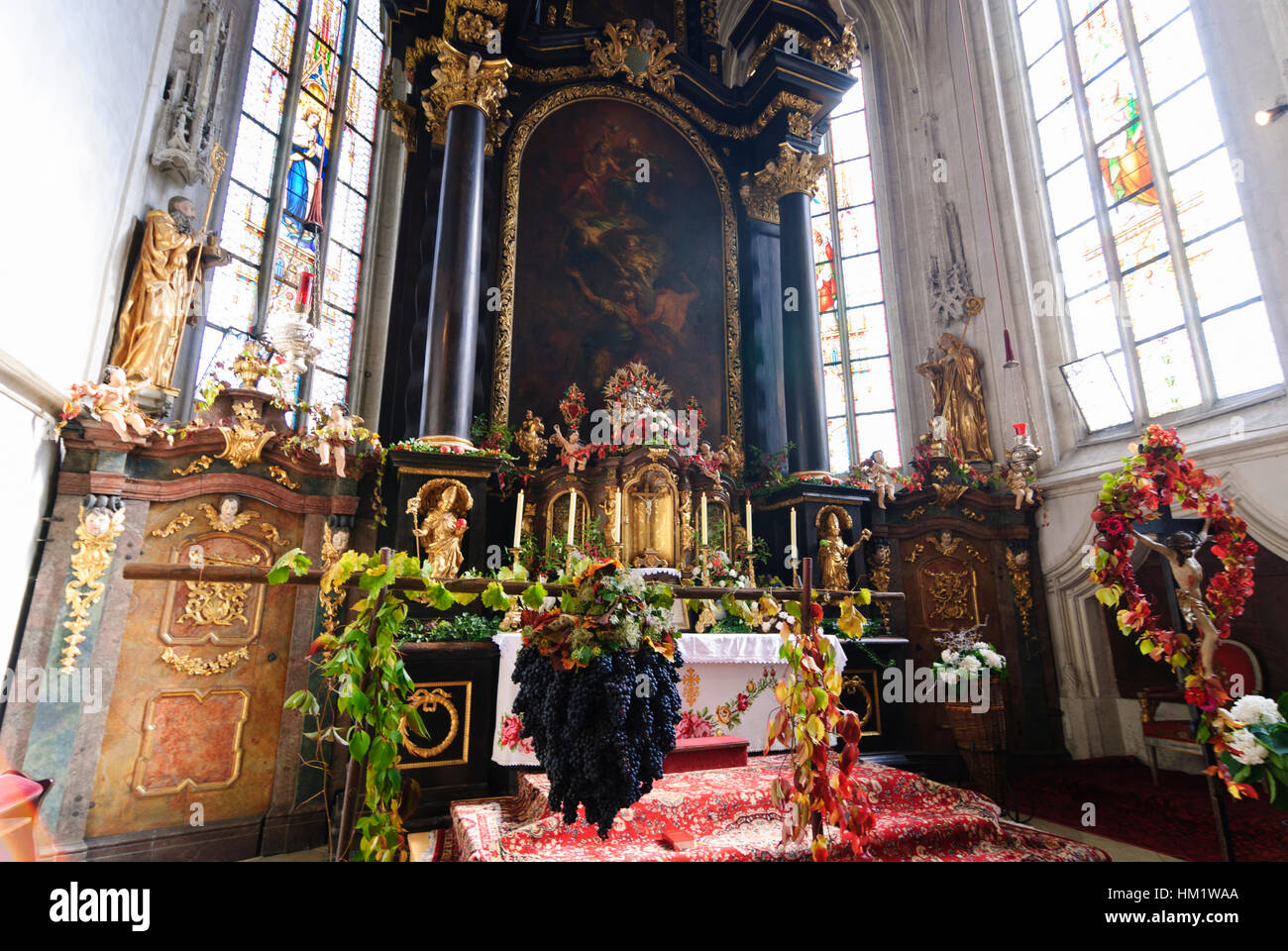 Spitz an der Donau: Kirche des Heiligen Mauritius: Dekoration, Erntedankfest, Weintraube, Wachau, Niederösterreich, Niederösterreich, Österreich Stockfoto