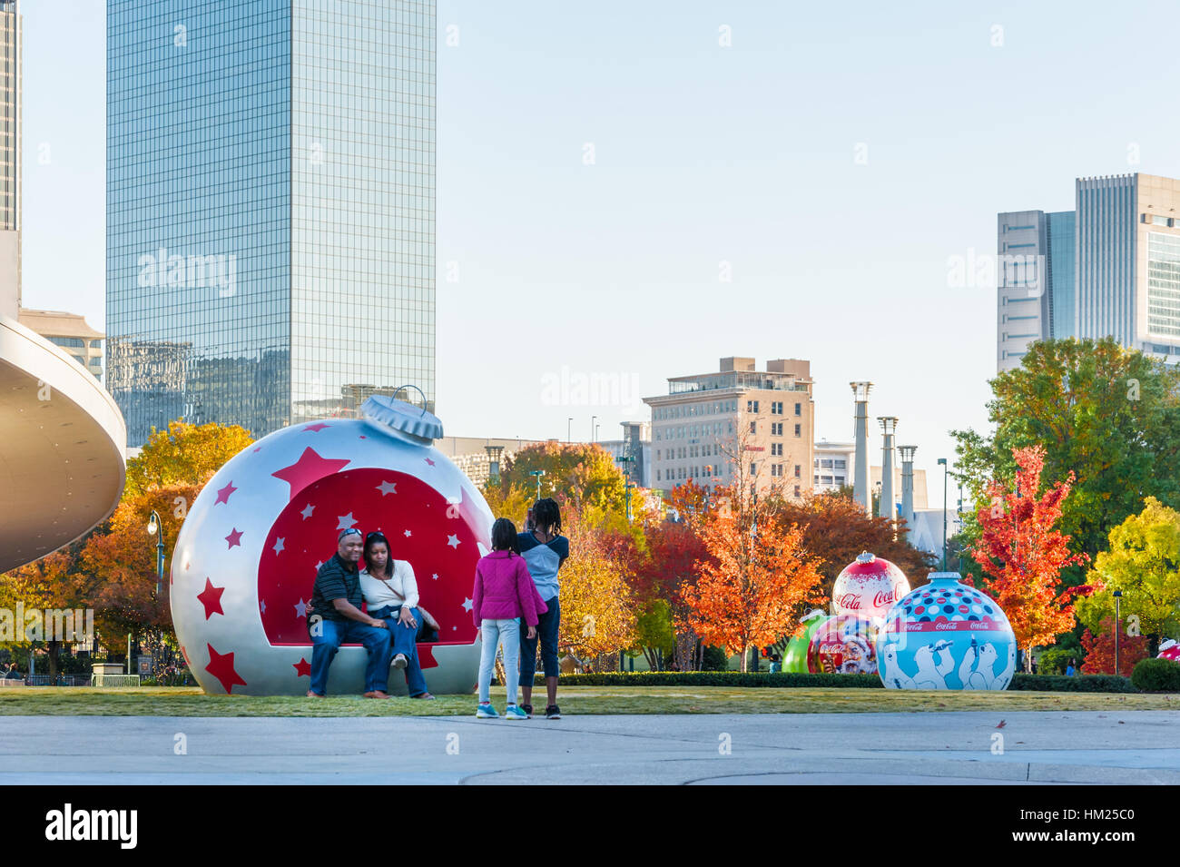 Familie genießen einen Smartphone-Fototermin bei World of Coca-Cola an einem schönen Herbsttag in der Innenstadt von Atlanta, Georgia. (USA) Stockfoto