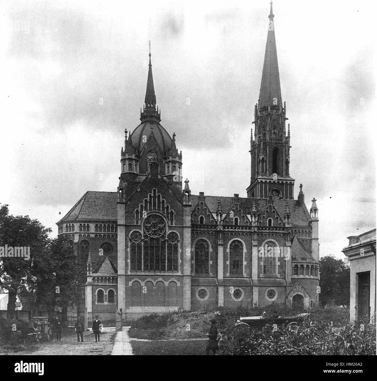 Dieses Gemälde zeigt die historische Kostel-Kirche in Ternopil, Ukraine. Die Kirche, ein bedeutendes architektonisches Wahrzeichen, wird mit ihren charakteristischen Merkmalen gezeigt, die die reiche religiöse Geschichte und das kulturelle Erbe der Region widerspiegeln. Das Kunstwerk fängt das Äußere ein, wobei der Schwerpunkt auf dem komplizierten Design und der umgebenden Landschaft liegt. Stockfoto