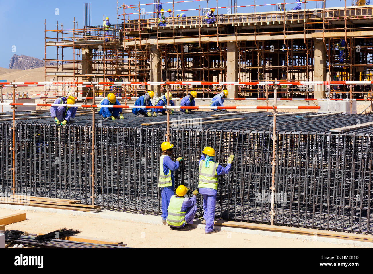 Bau Arbeiter Prepararing Armierung für Betonfundament Stockfoto