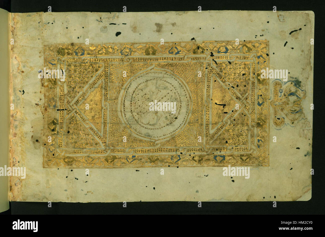 Dieses ganzseitige, beleuchtete Finispiece aus der Walters-Kollektion zeigt ein detailliertes geometrisches Design, ein herausragendes Merkmal der islamischen Kunst, das sich durch komplexe Muster und lebhafte Farben auszeichnet. Stockfoto