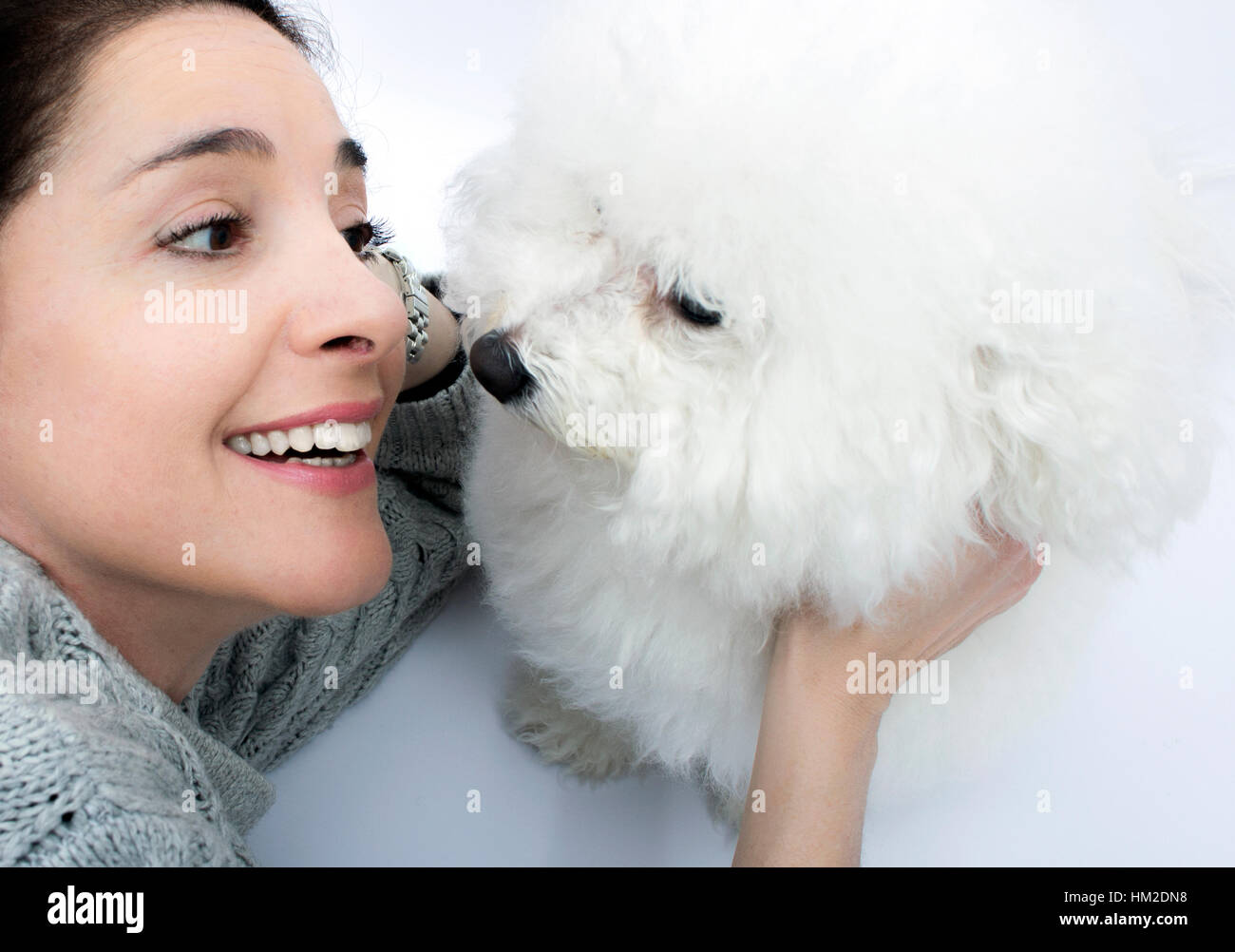 Frau mit Hund, Bichon Frise, isoliert über weißen Lächeln. Stockfoto